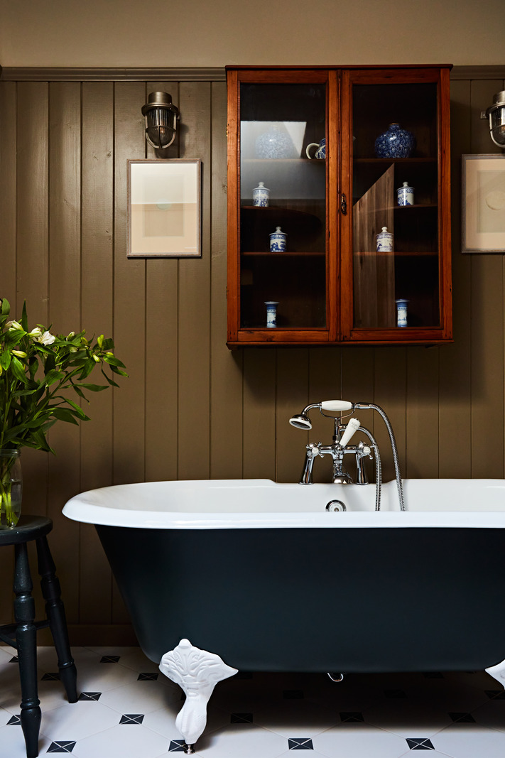 salle de bain vintage murs kaki baignoire pattes de lion décoration anglaise rustique chic