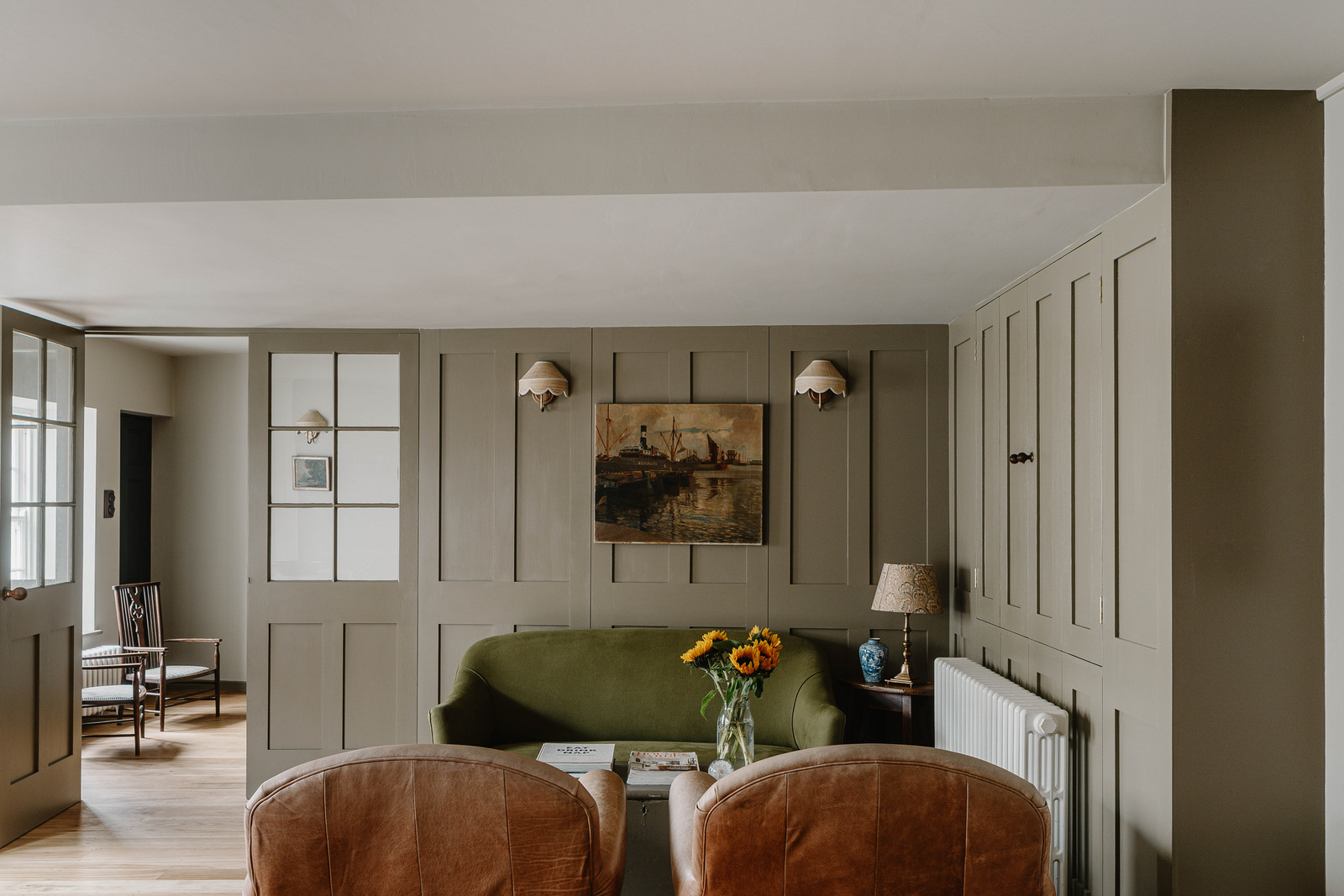 salon canapé vert murs gris vert décoration anglaise rustique chic