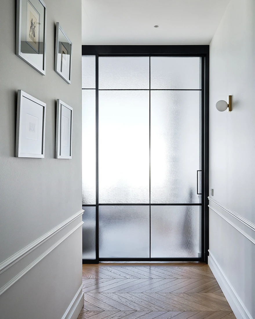 couloir porte verrière et parquet à chevrons couloir porte verrière et parquet à chevrons