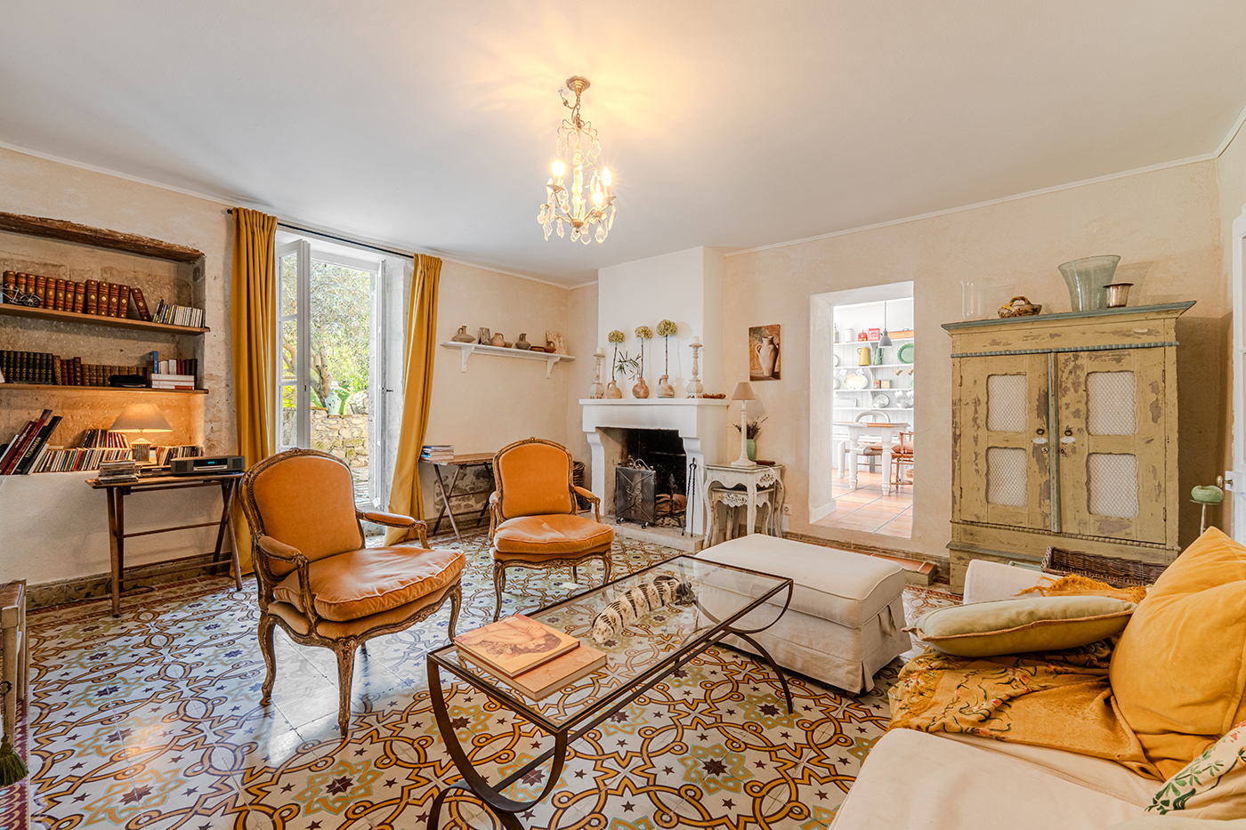 salon mas du 19e siècle restauré avec piscine près St Rémi de Provence