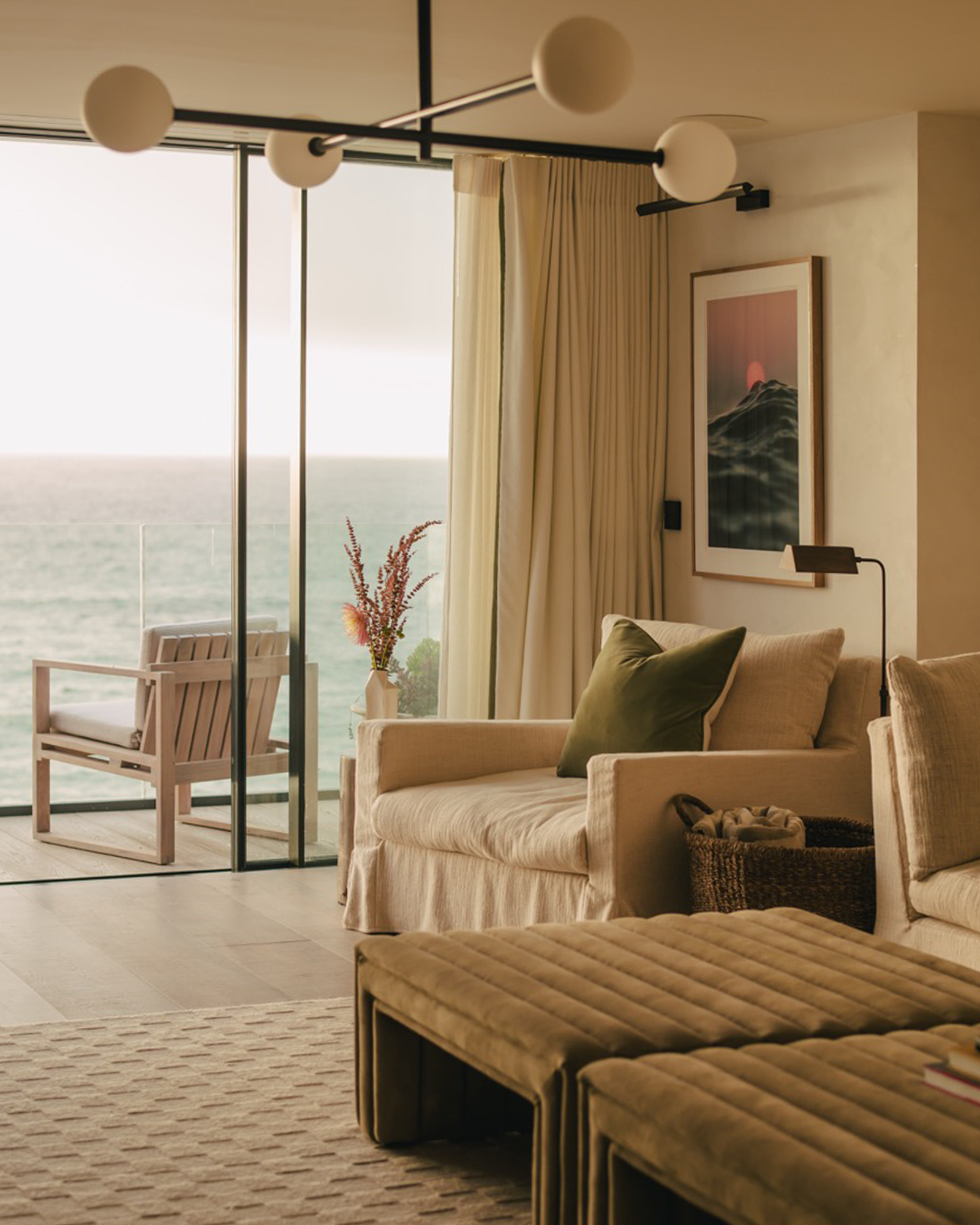 salon décoration contemporaine avec baie vitrée face à la mer