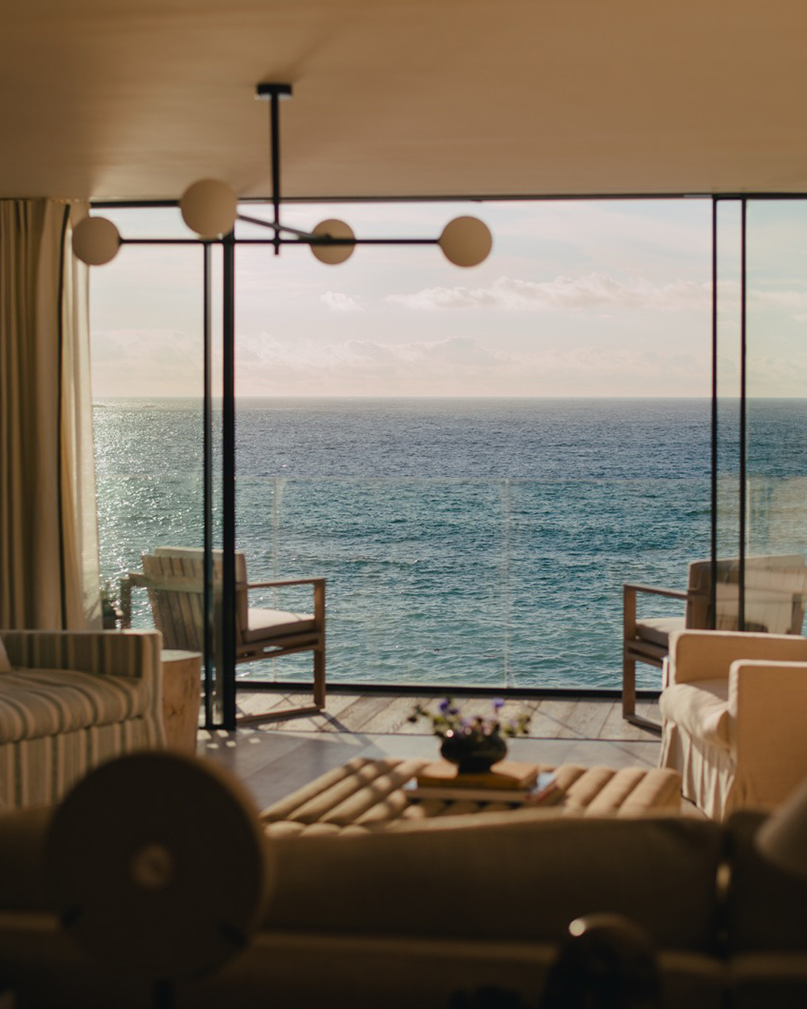 salon décoration contemporaine avec baie vitrée face à la mer