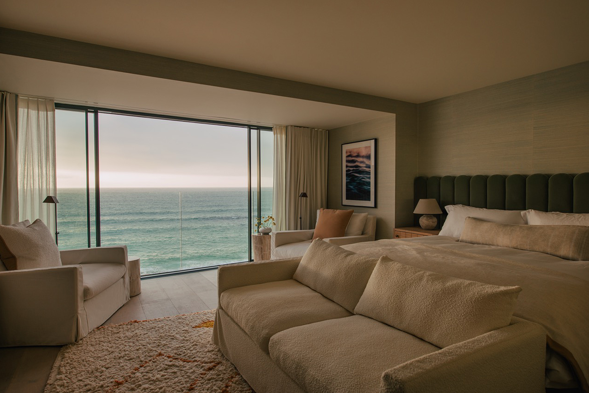 chambre décoration contemporaine avec baie vitrée face à la mer
