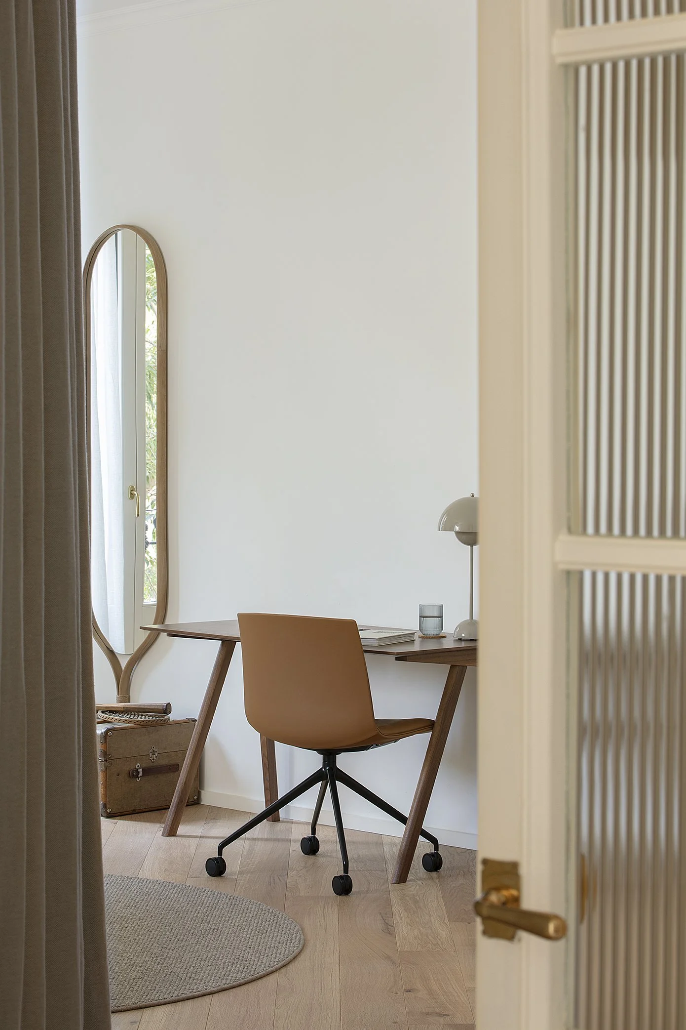 espace bureau dans chambre décoration contemporaine et naturelle