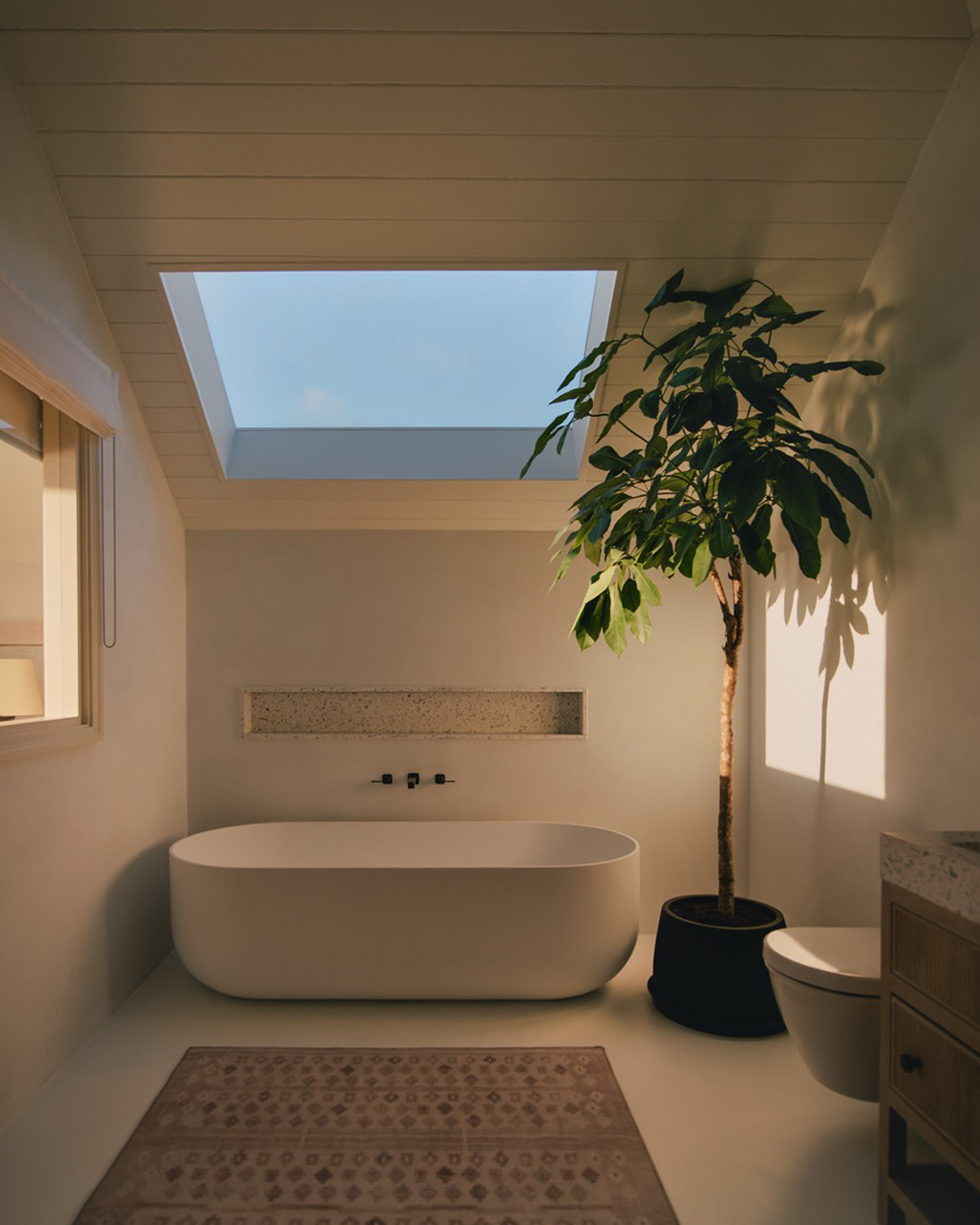 salle de bain contemporaine baignoire îlot sous velux