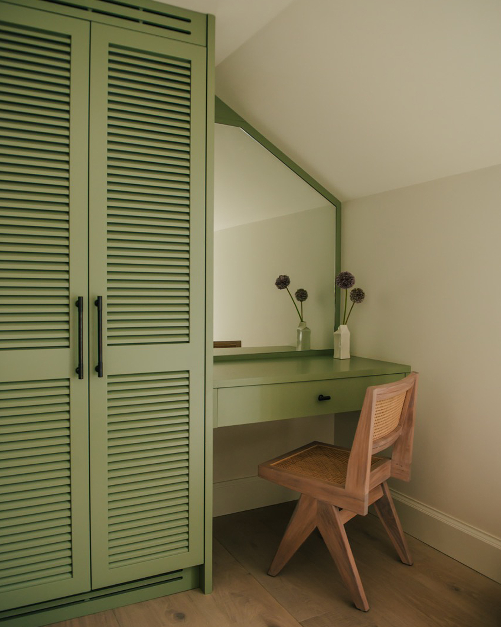 espace bureau et dressing couleur verte dans chambre mansardée