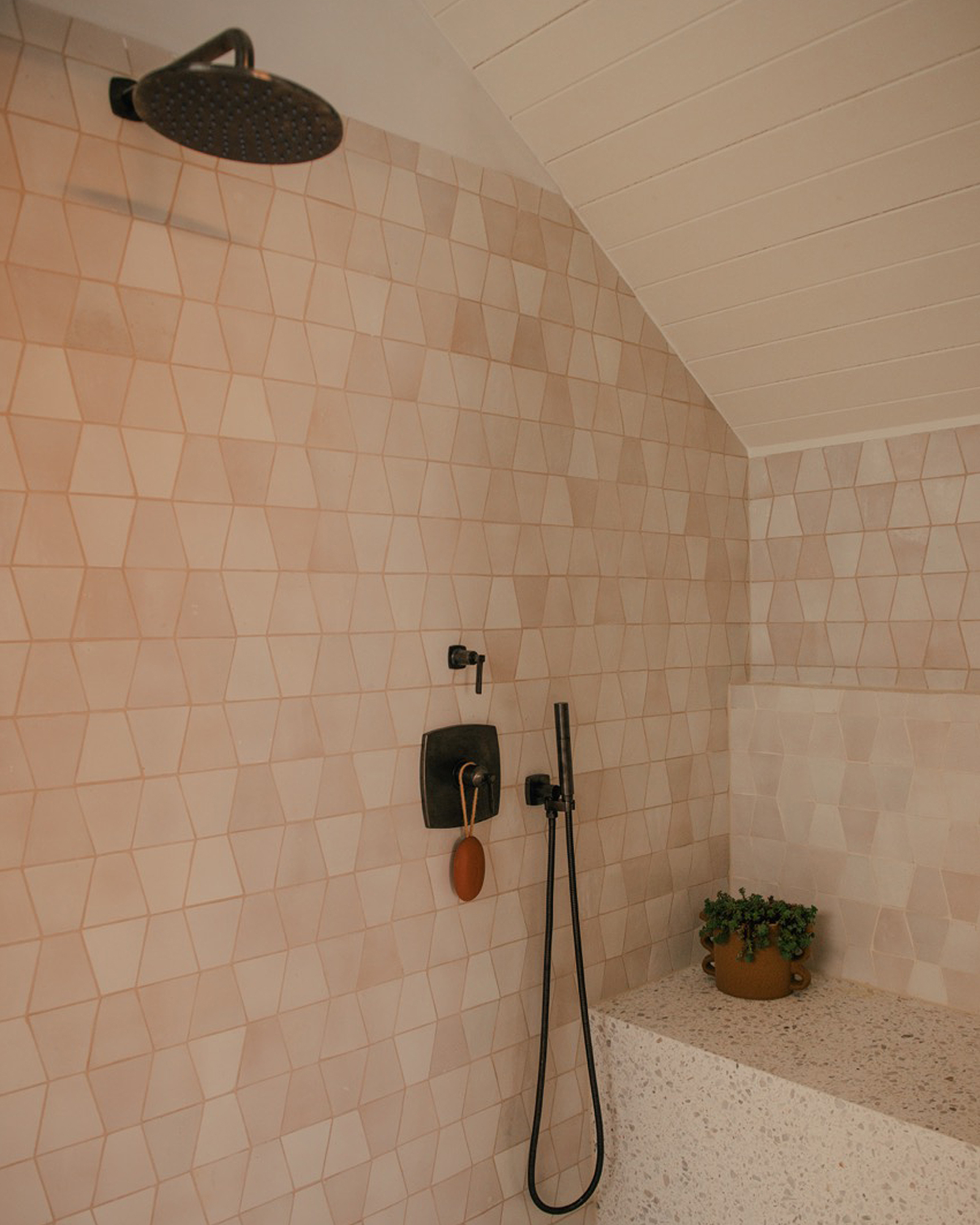 salle de bain contemporaine rose