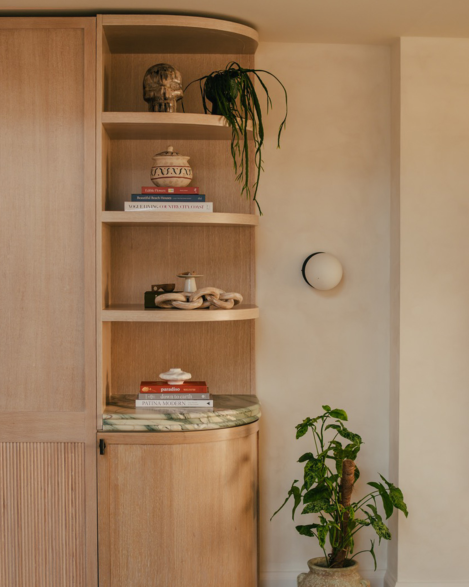meuble d'angle en bois arrondi