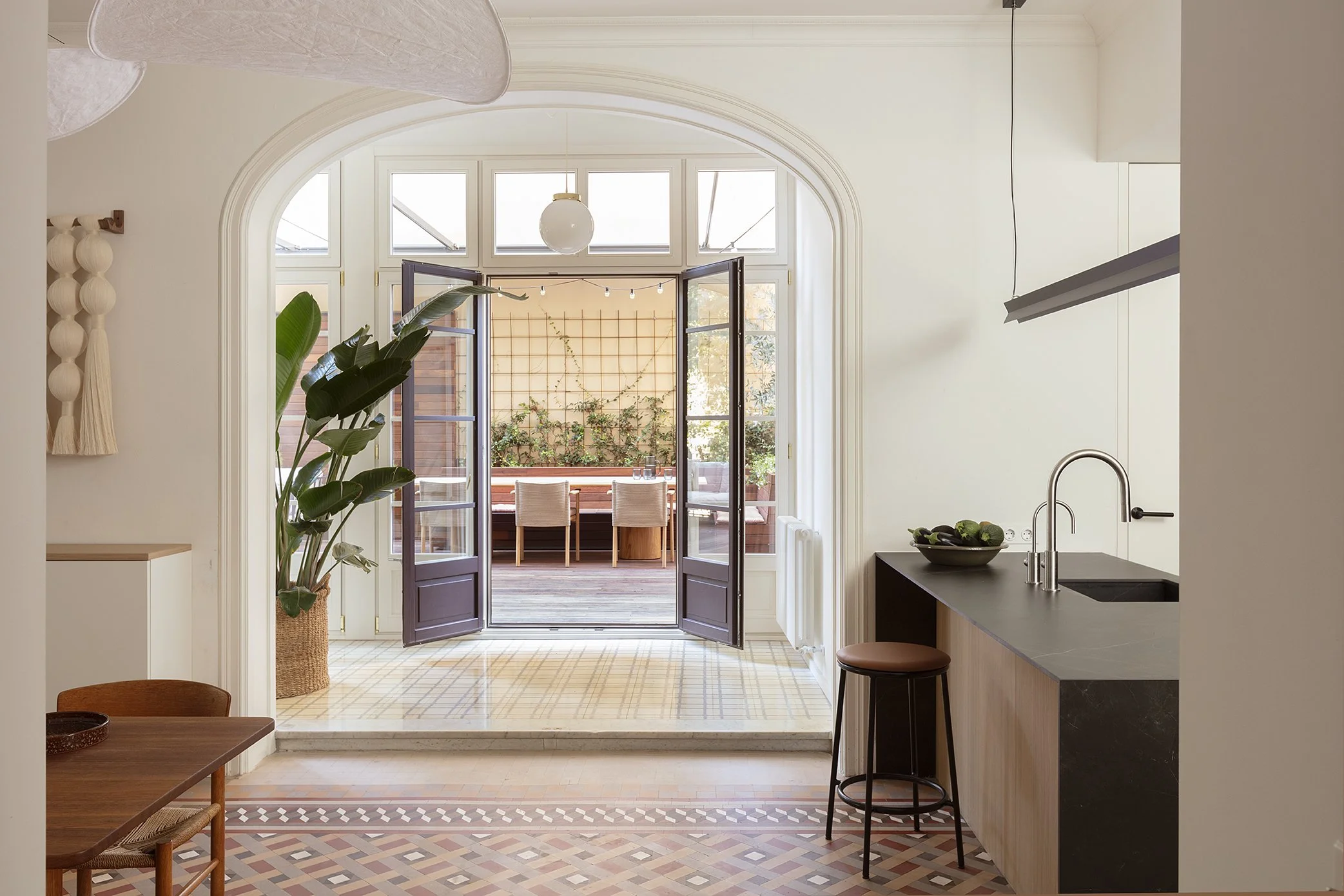 salle à manger sol carreaux de ciment et cuisine bois décoration contemporaine