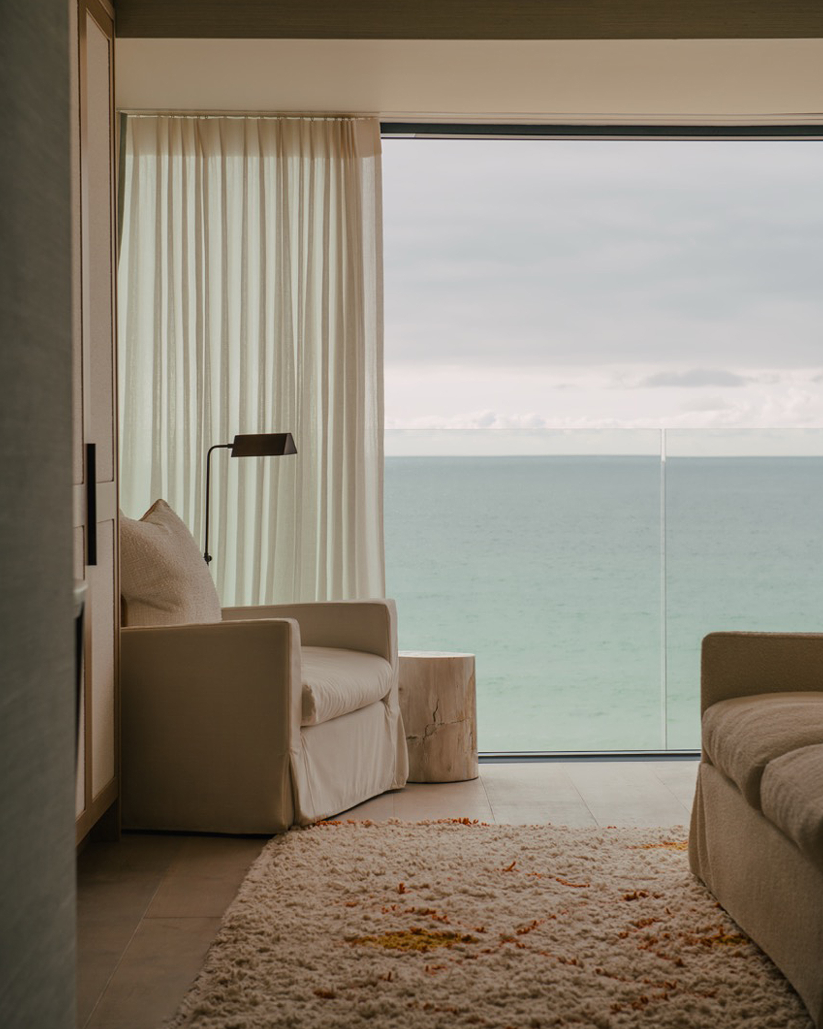 chambre décoration contemporaine avec baie vitrée face à la mer