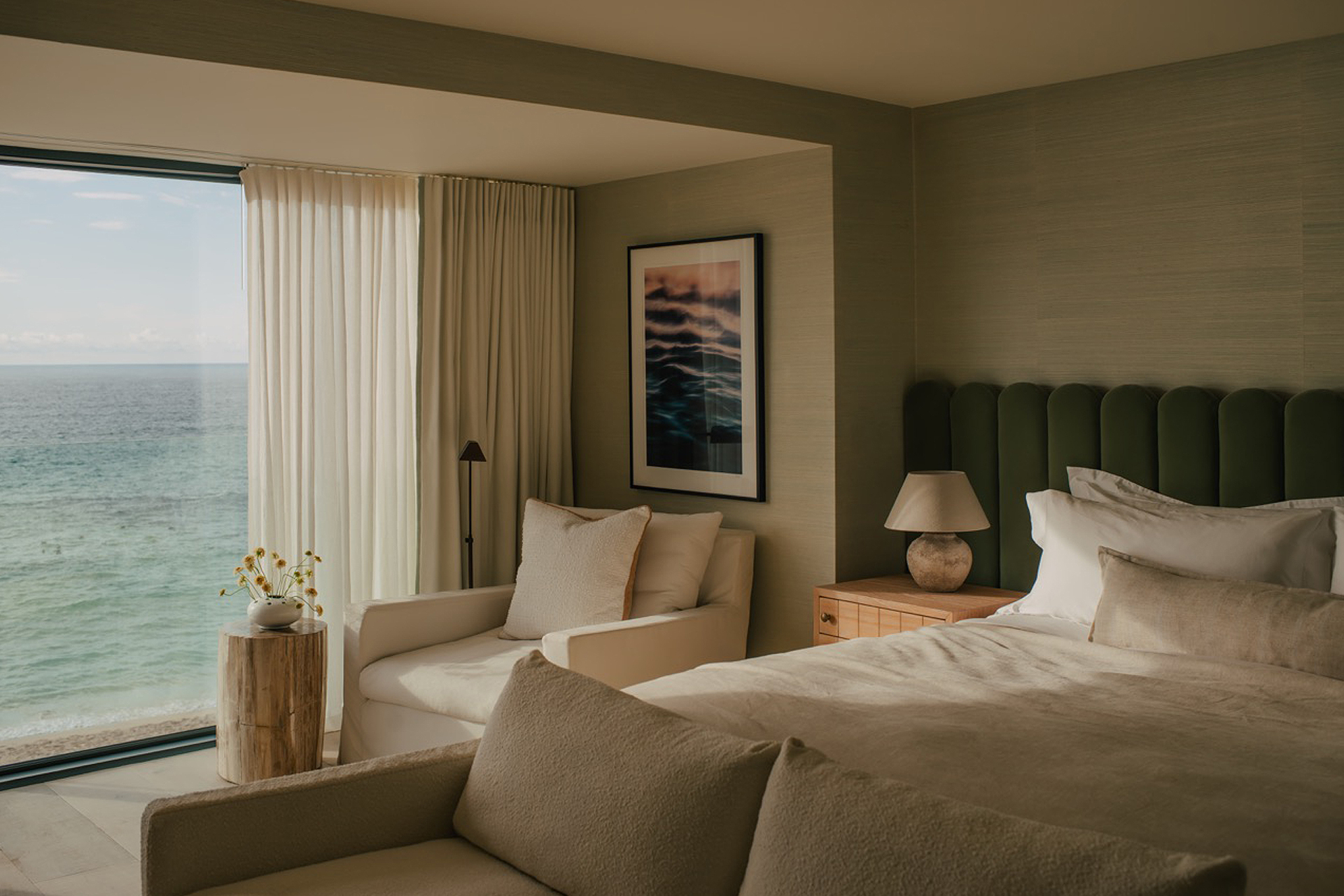 chambre décoration contemporaine avec baie vitrée face à la mer