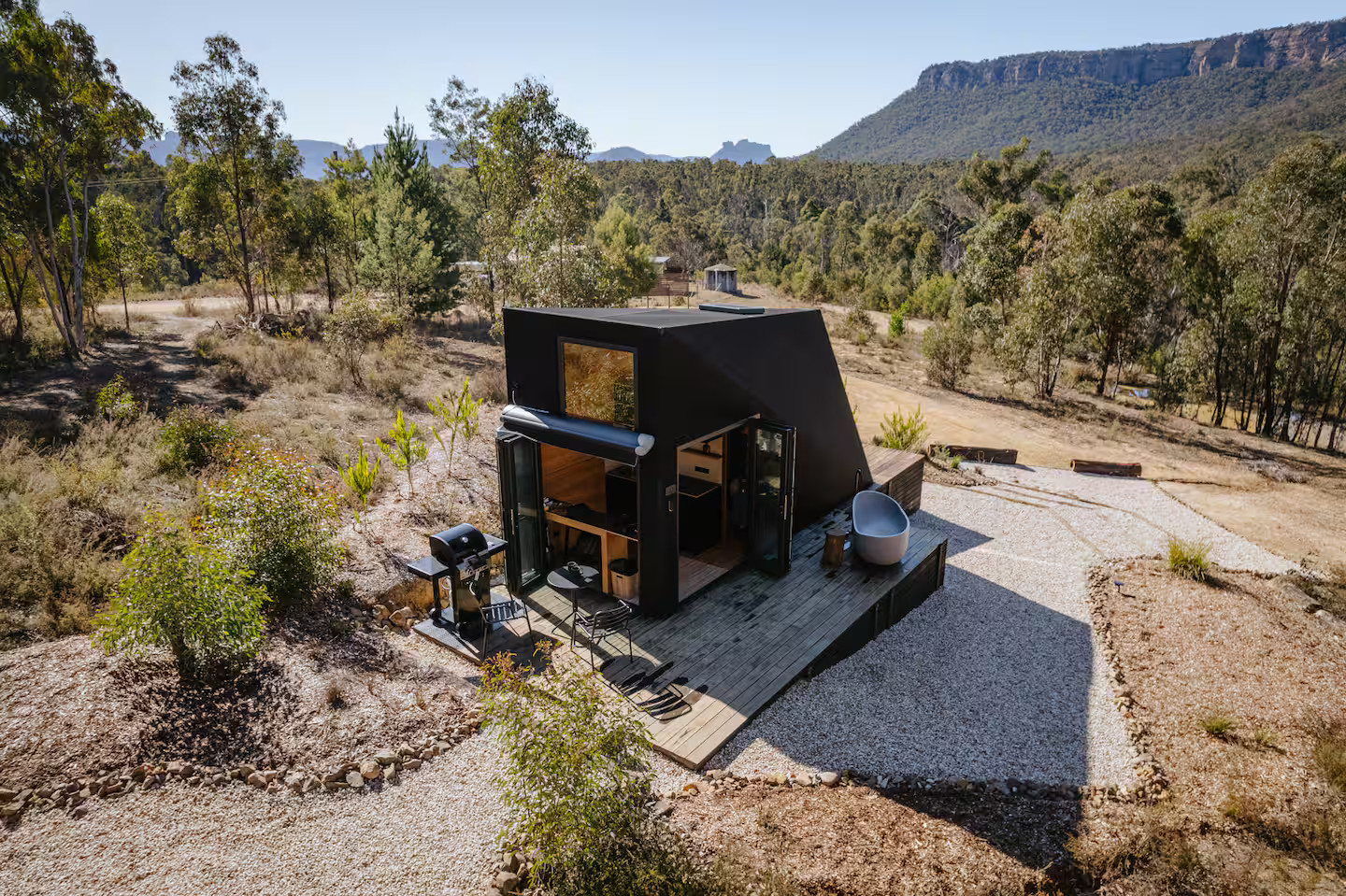 mini maison design conçue par un architecte entourée de nature et hors réseaux mini maison design conçue par un architecte entourée de nature et hors réseaux