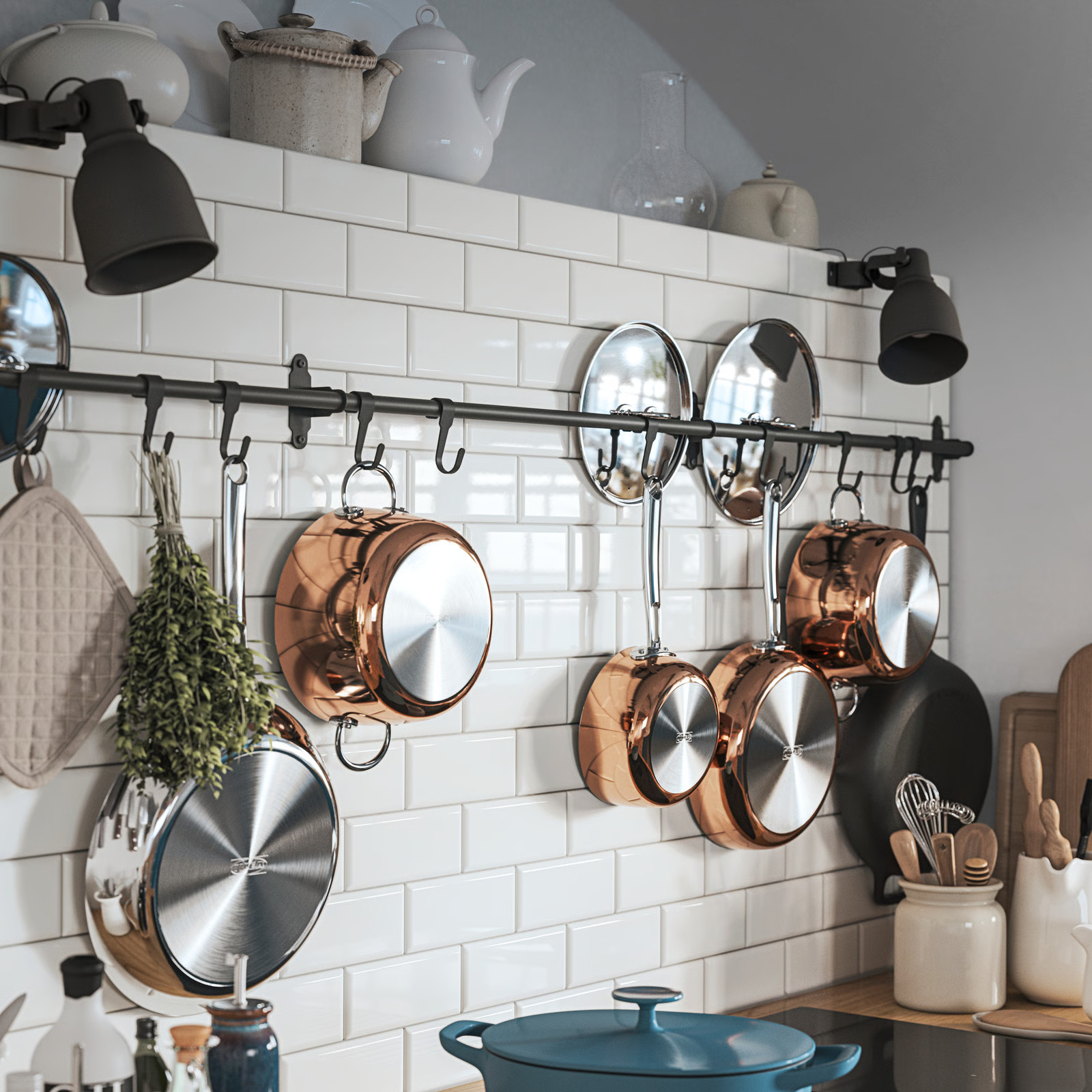 cuisine IKEA Lerhyttan bleue avec îlot central et garde-manger, ambiance lumineuse et familiale cuisine IKEA Lerhyttan bleue avec îlot central et garde-manger, ambiance lumineuse et familiale