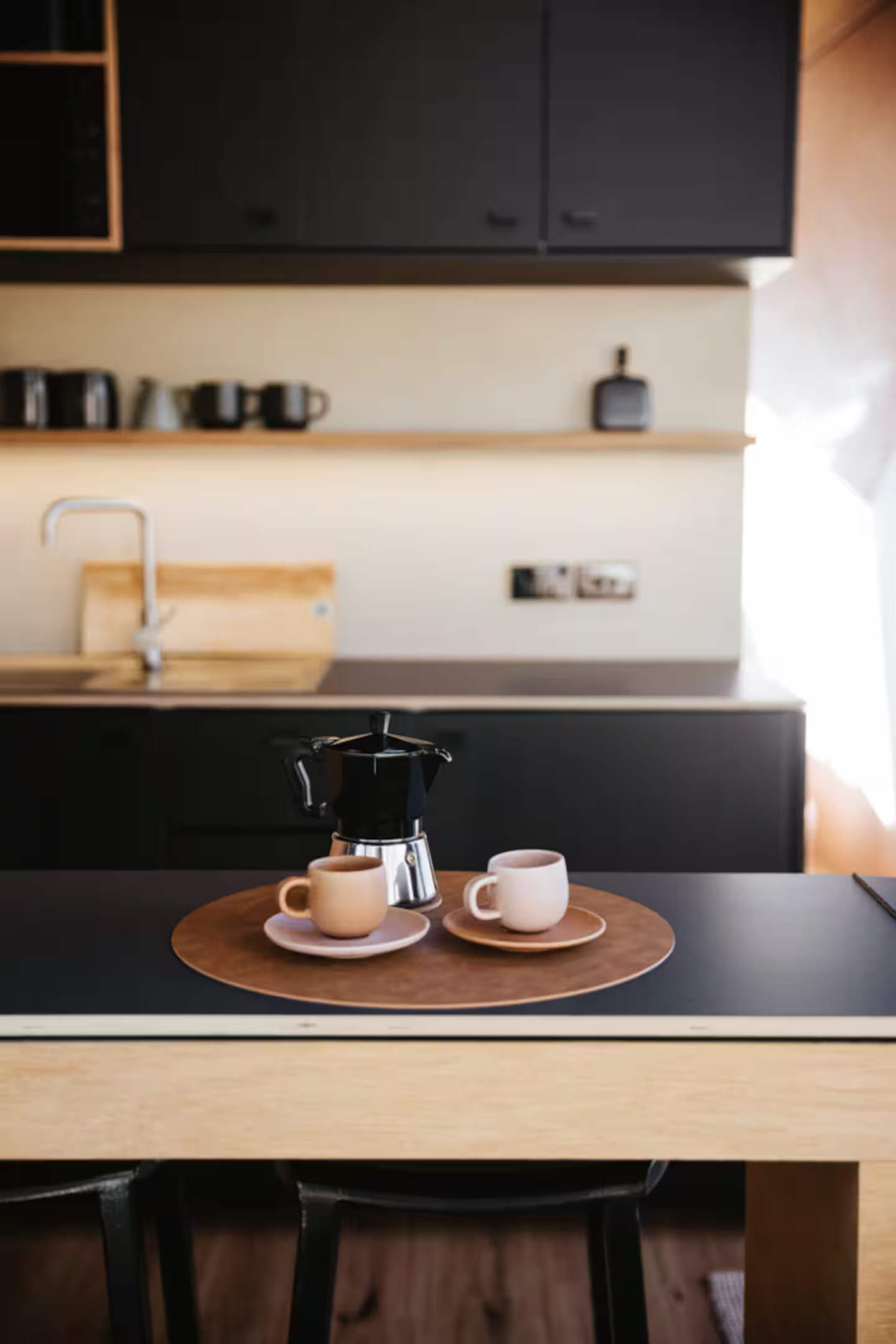 cuisine mini maison design conçue par un architecte entourée de nature et hors réseaux cuisine mini maison design conçue par un architecte entourée de nature et hors réseaux