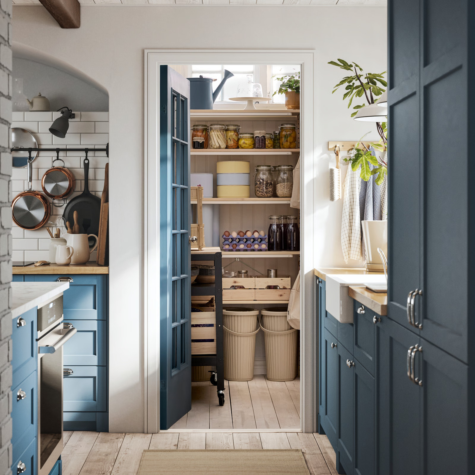 cuisine IKEA Lerhyttan bleue avec îlot central et garde-manger, ambiance lumineuse et familiale cuisine IKEA Lerhyttan bleue avec îlot central et garde-manger, ambiance lumineuse et familiale