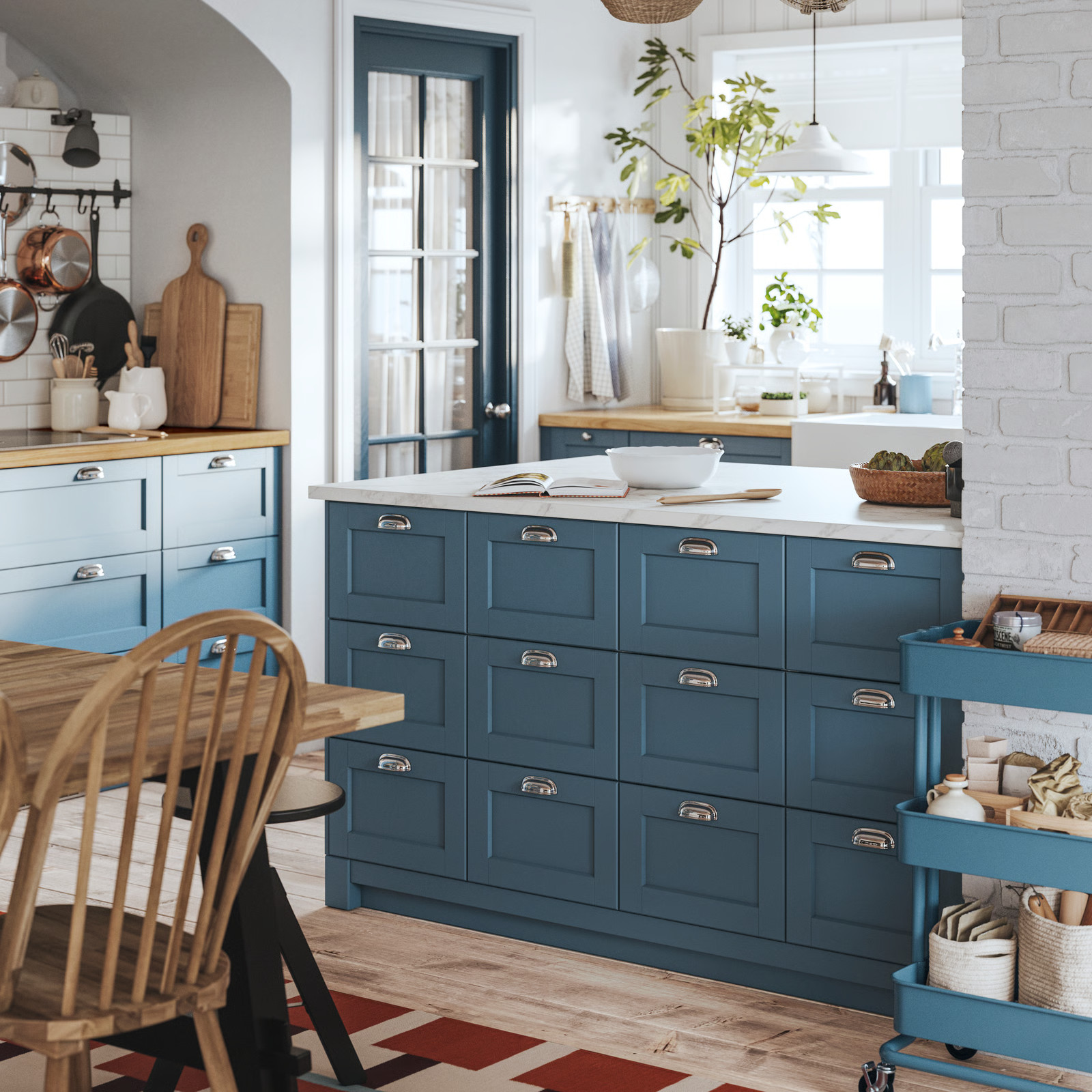 cuisine IKEA Lerhyttan bleue avec îlot central et garde-manger, ambiance lumineuse et familiale cuisine IKEA Lerhyttan bleue avec îlot central et garde-manger, ambiance lumineuse et familiale