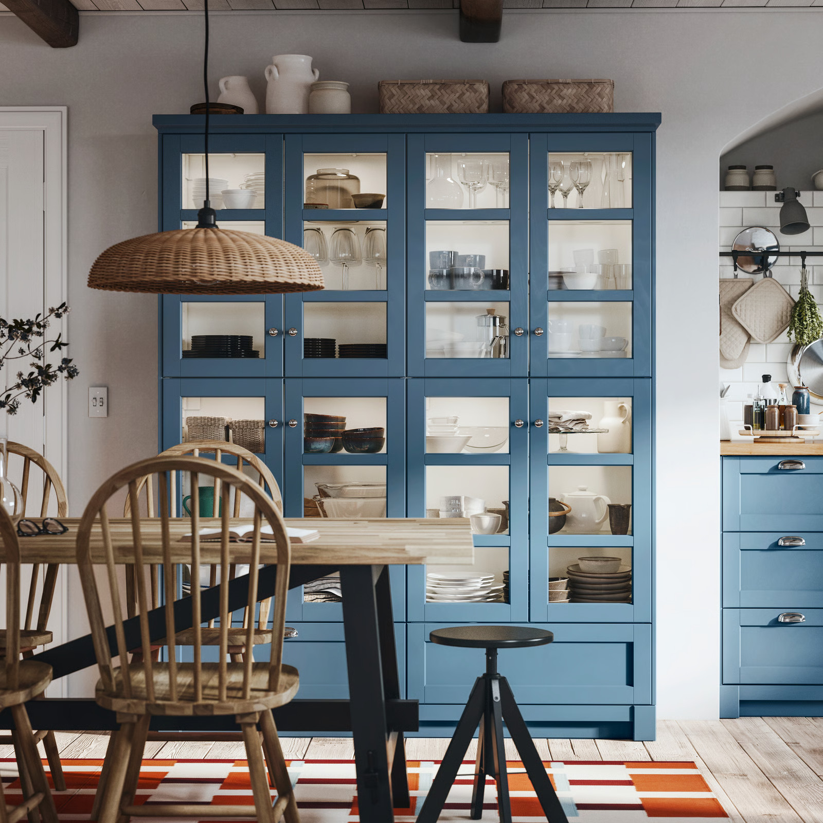 cuisine IKEA Lerhyttan bleue avec îlot central et garde-manger, ambiance lumineuse et familiale cuisine IKEA Lerhyttan bleue avec îlot central et garde-manger, ambiance lumineuse et familiale
