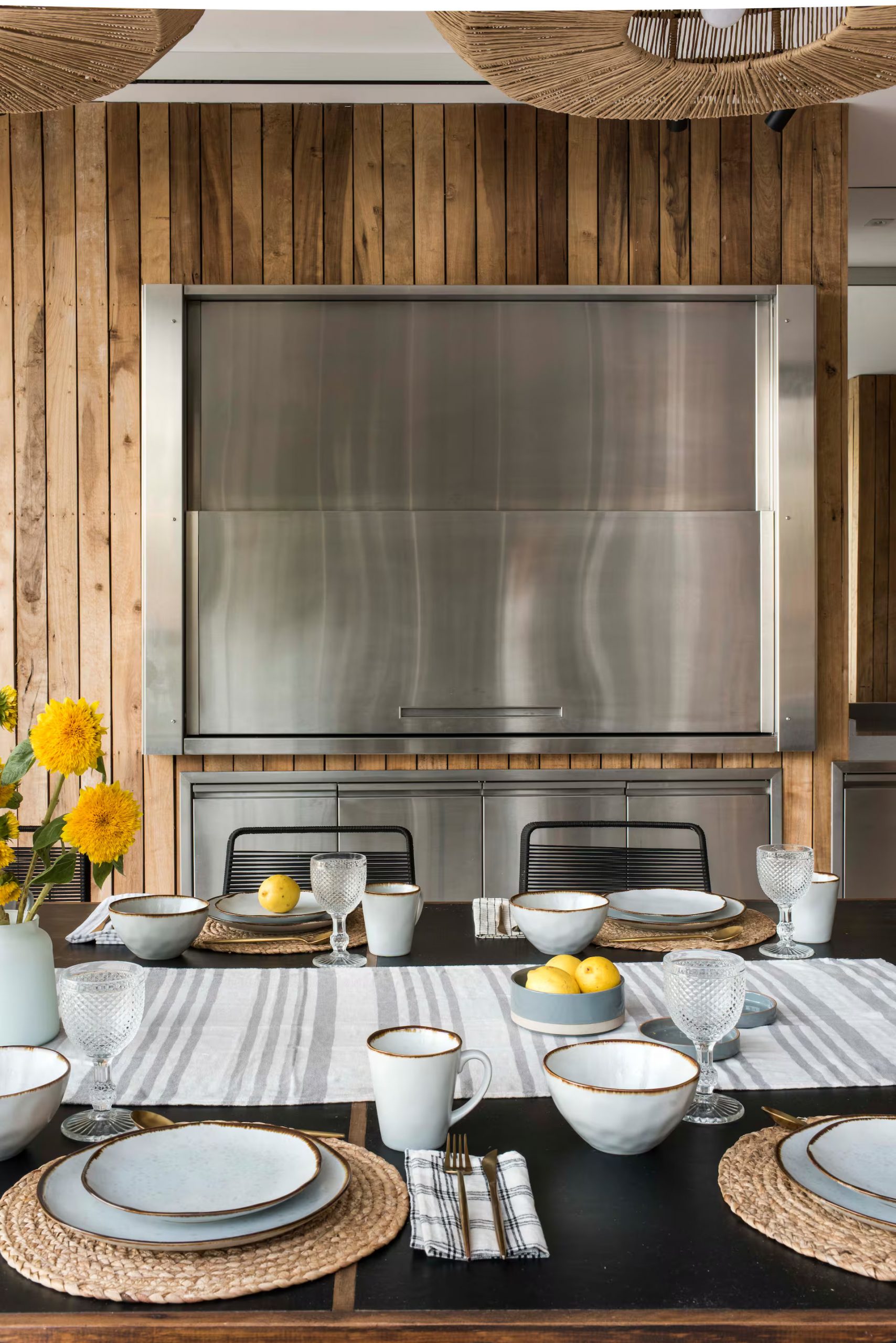 cuisine ouverte inox et bois avec îlot maison contemporaine