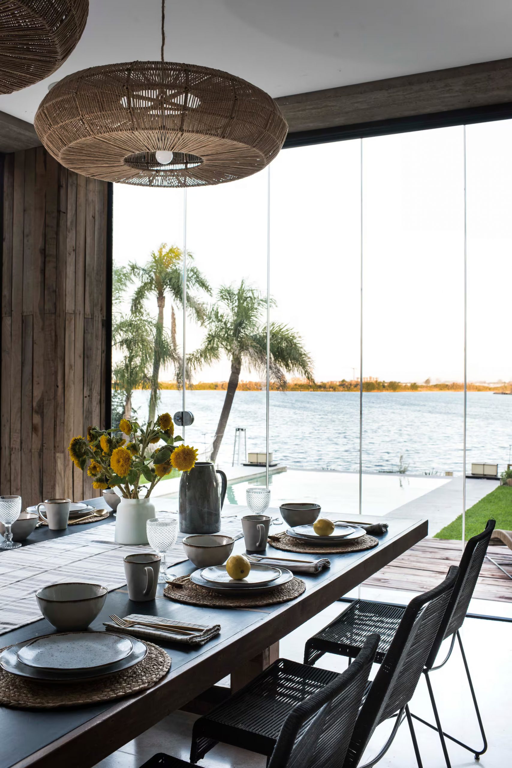 salle à manger avec baie vitrée vue lac maison contemporaine
