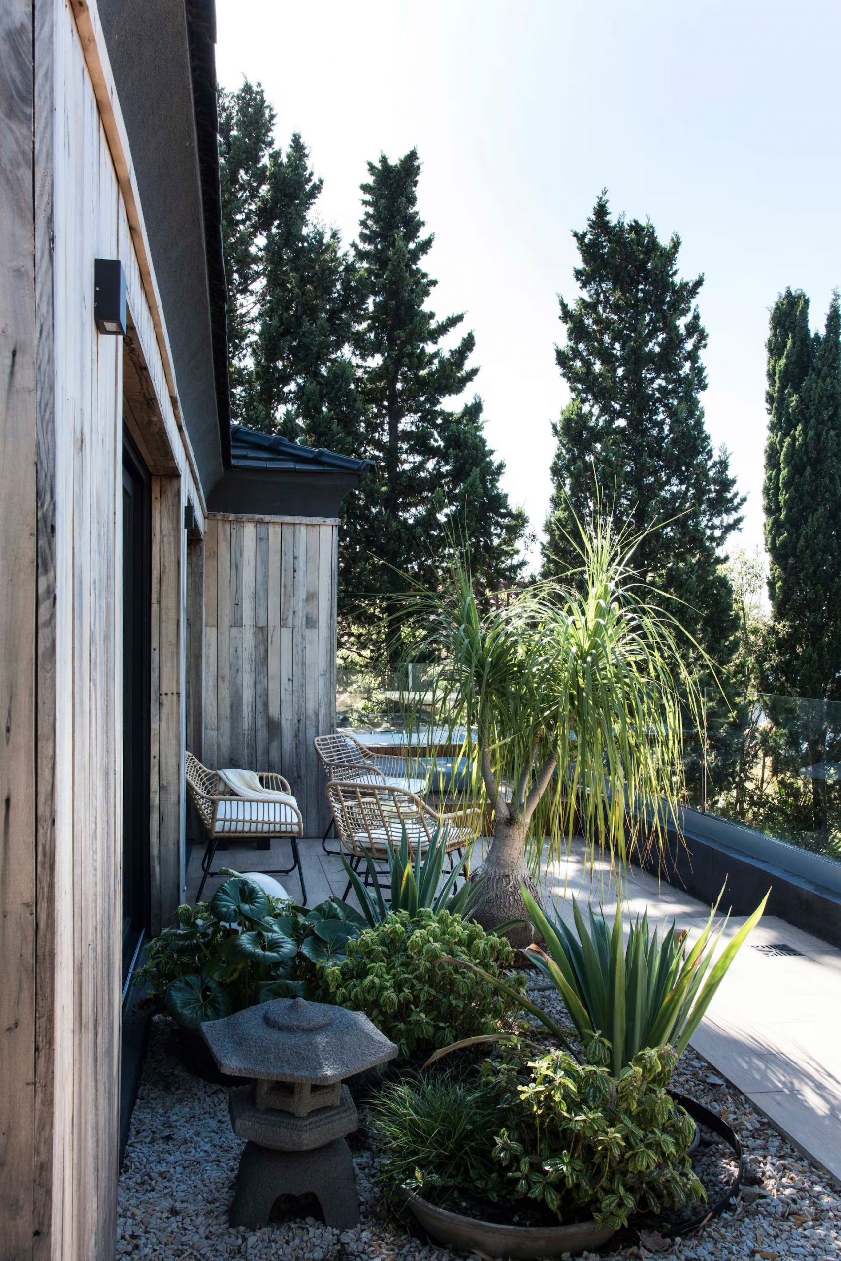 maison contemporaine avec façade bois et piscine