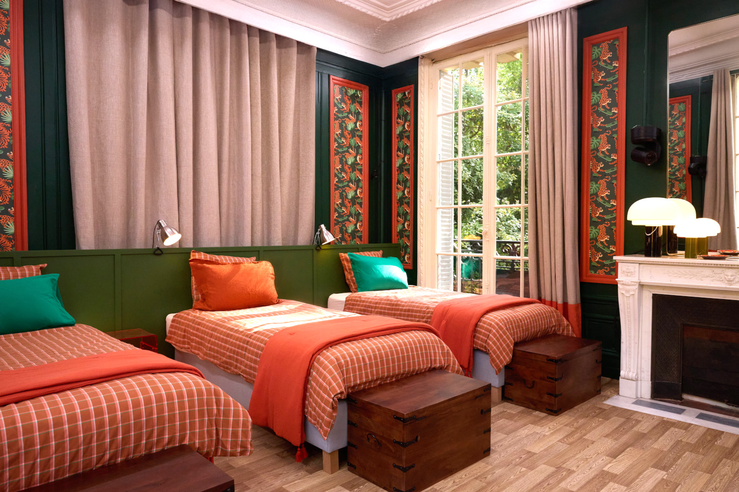 chambre avec trois lits décoration colorée 