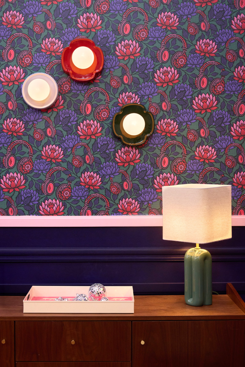 salon papier-peint floral très coloré violet, vert et rouge