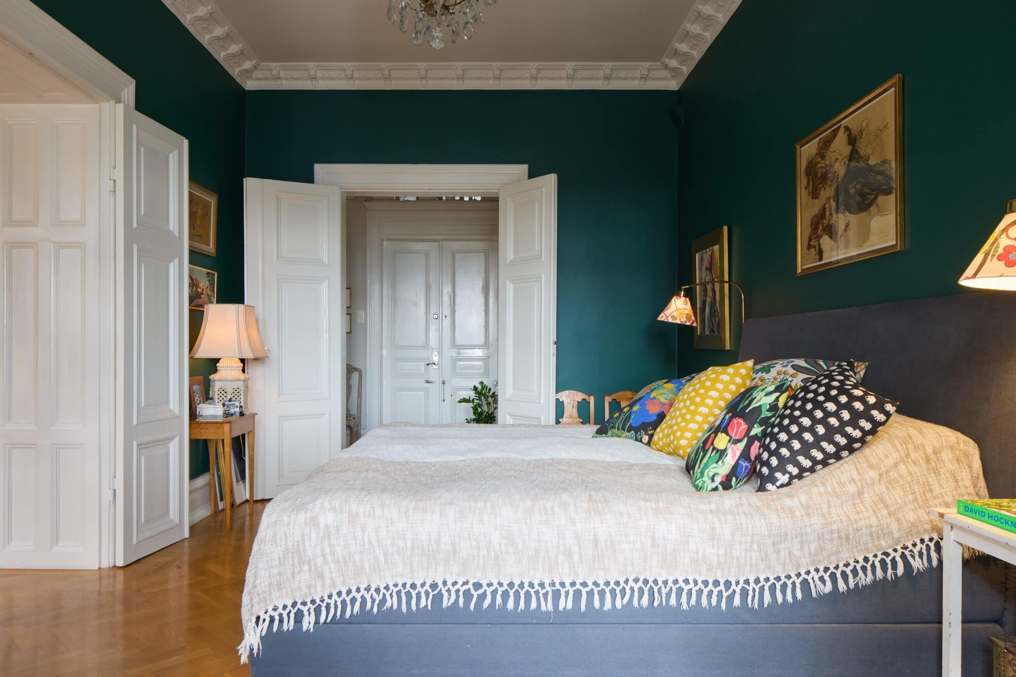 chambre murs verts sol parquet à chevrons moulures décoration design scandinave chambre murs verts sol parquet à chevrons moulures décoration design scandinave