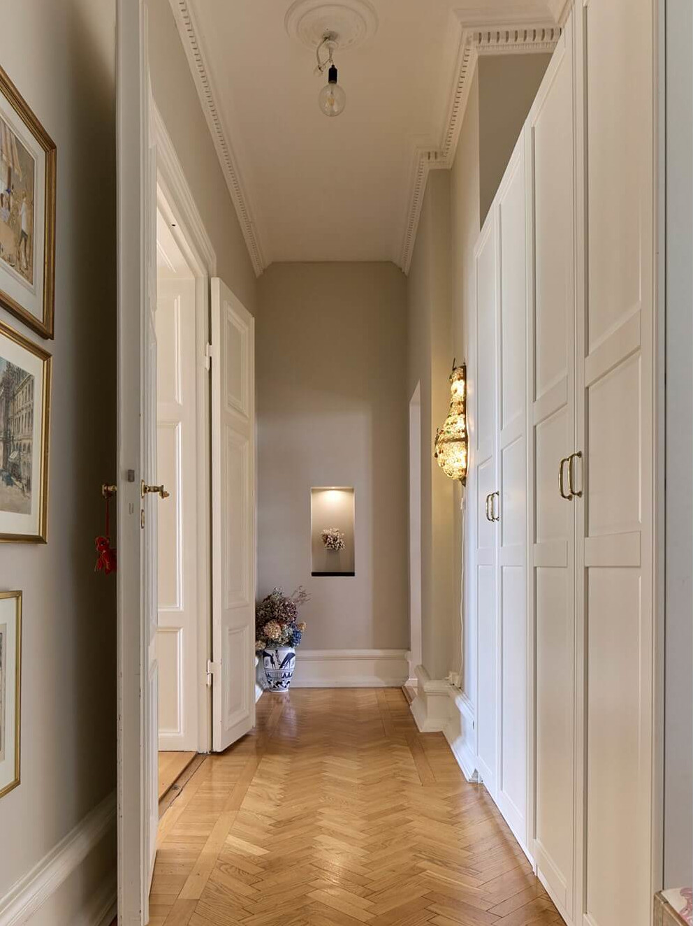 couloir avec parquet chevrons et moulures style haussmannien couloir avec parquet chevrons et moulures style haussmannien