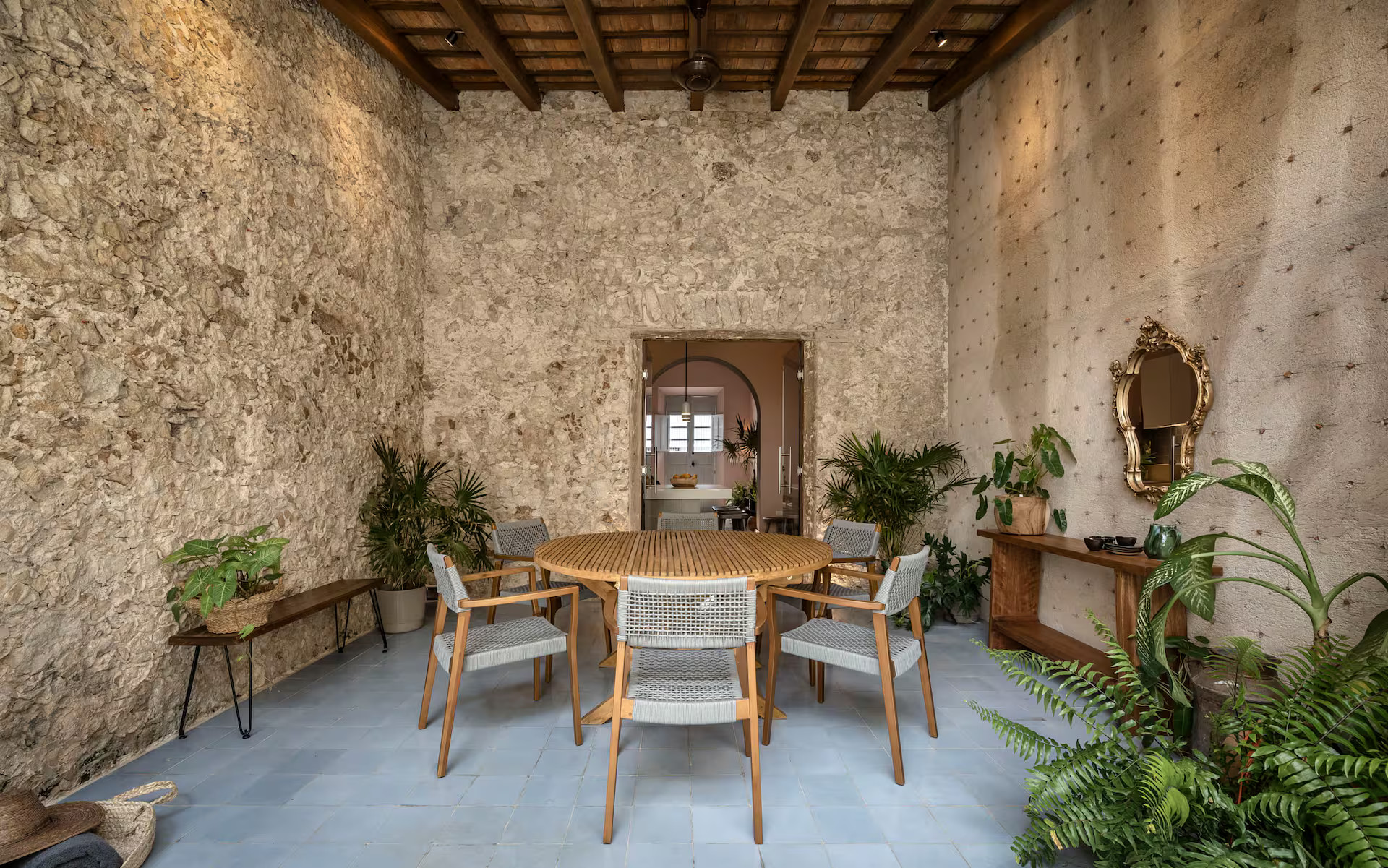 terrasse couverte avec poutres murs pierres maison Merida terrasse couverte avec poutres murs pierres maison Merida