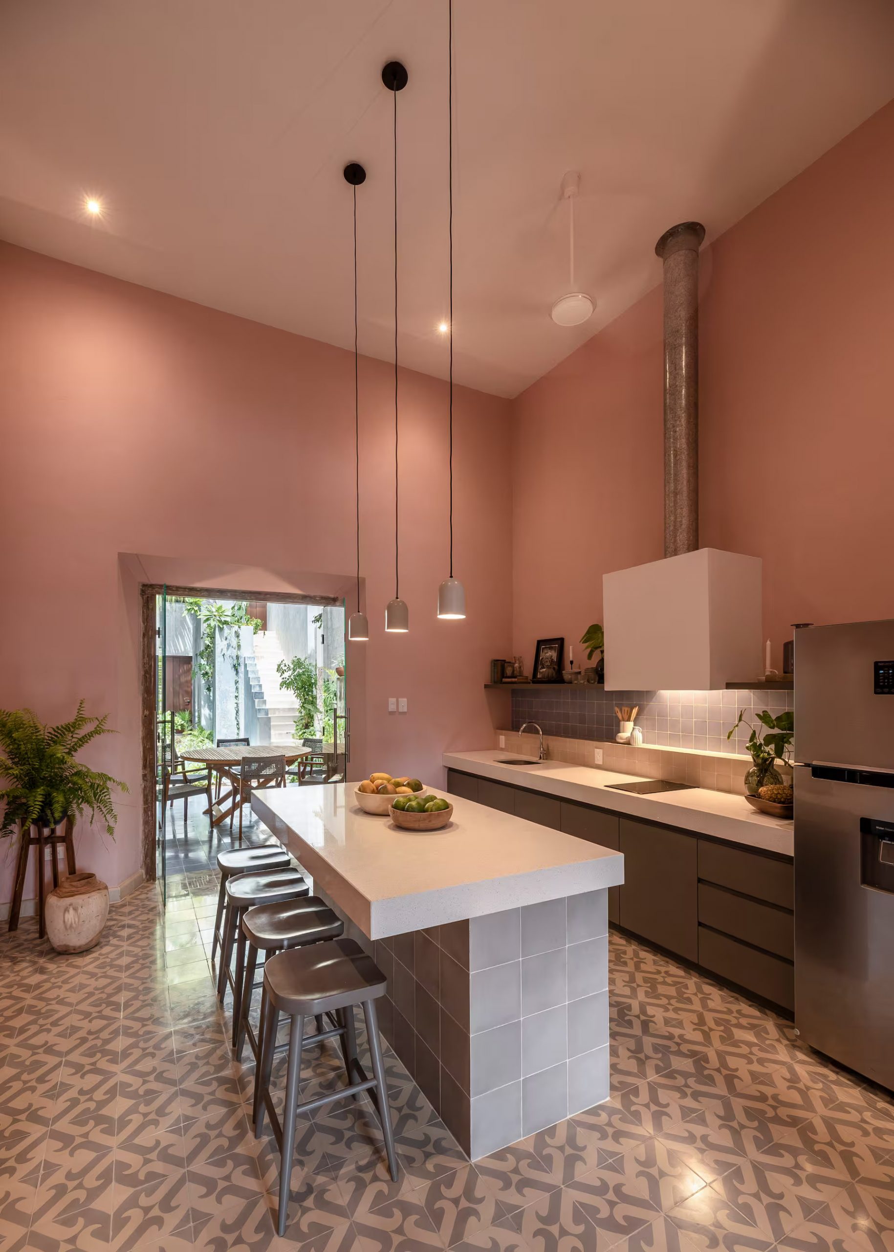 grande cuisine avec îlot murs rose maison Merida grande cuisine avec îlot murs rose maison Merida