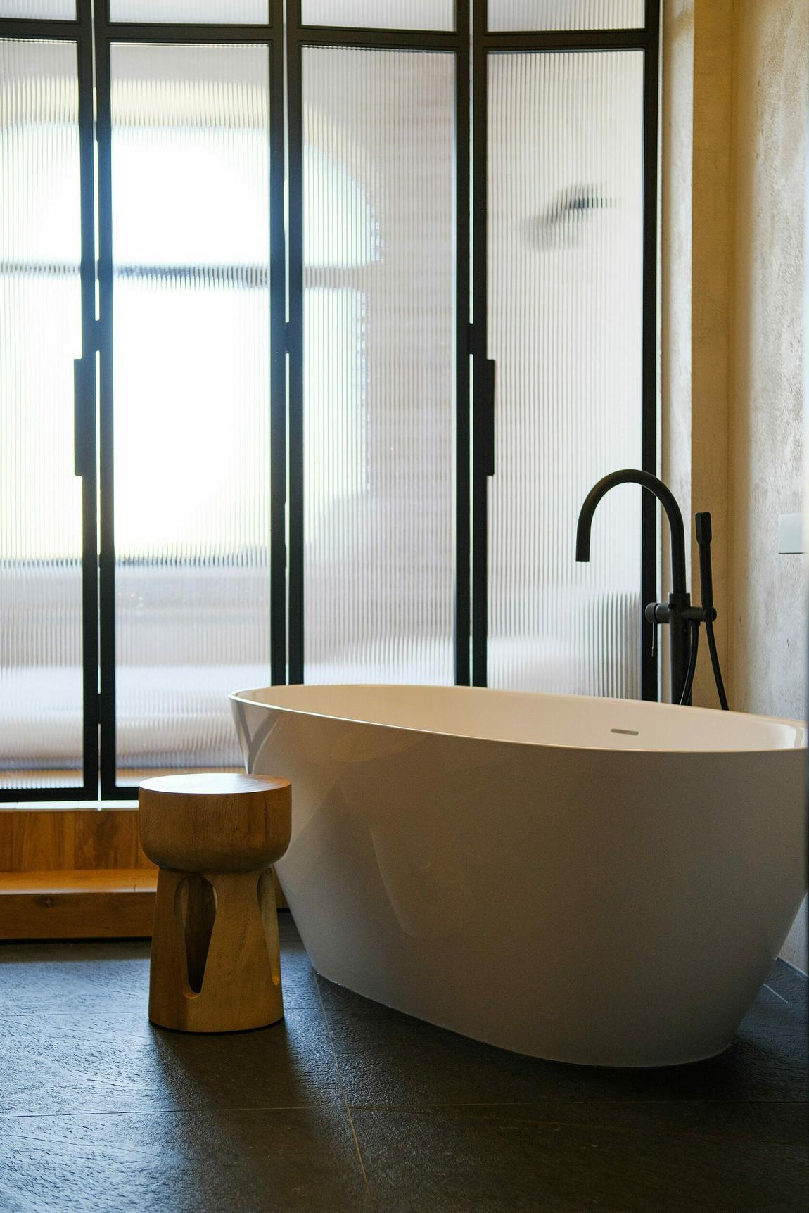 salle de bain porte pliante verre cannelé appartement 68m2 aux espaces ouverts style loft salle de bain porte pliante verre cannelé appartement 68m2 aux espaces ouverts style loft