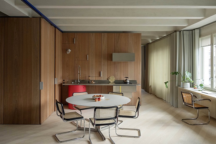 Un appartement rénové au design bois et inox à Prague