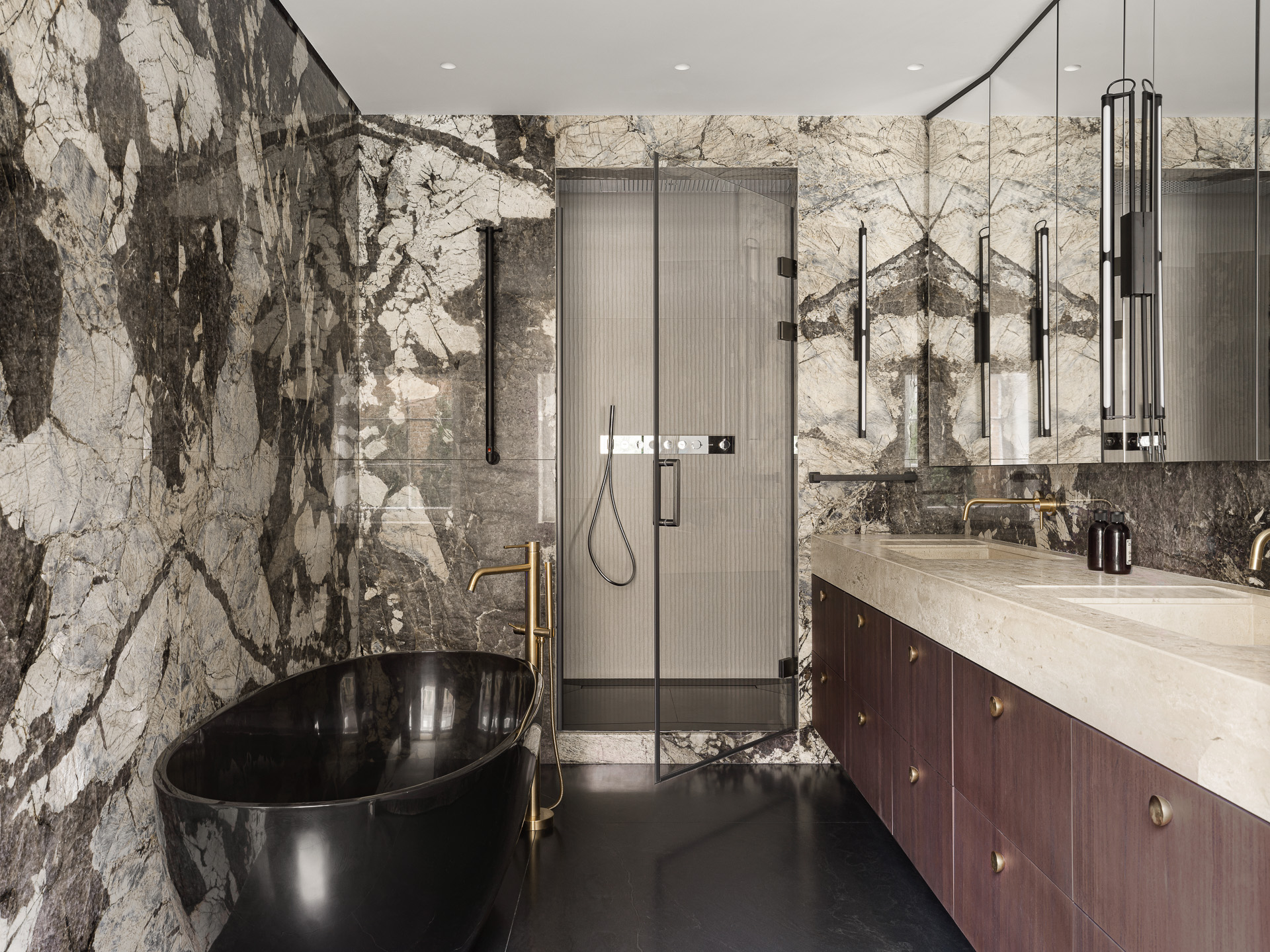 salle de bain design avec baignoire îlot murs marbre noir et blanc
