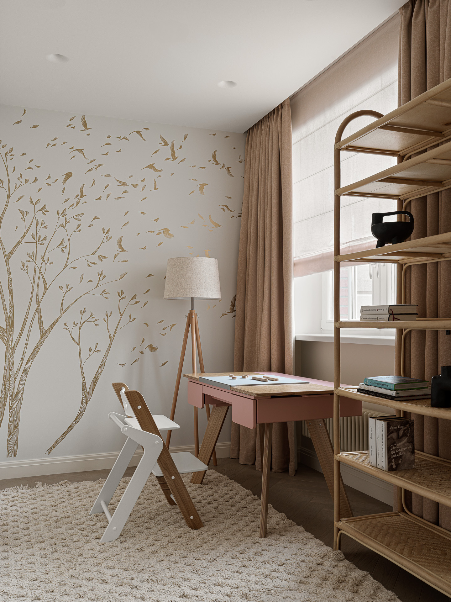 chambre enfant mur papier-peint oiseaux et arbres dorés