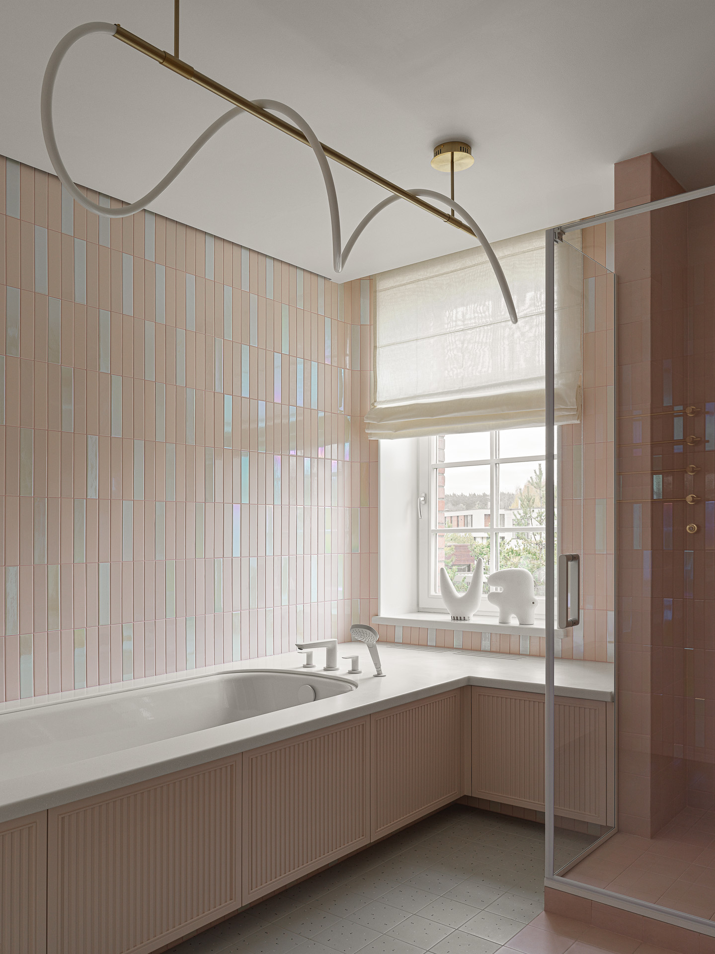 salle de bain contemporaine rose pâle