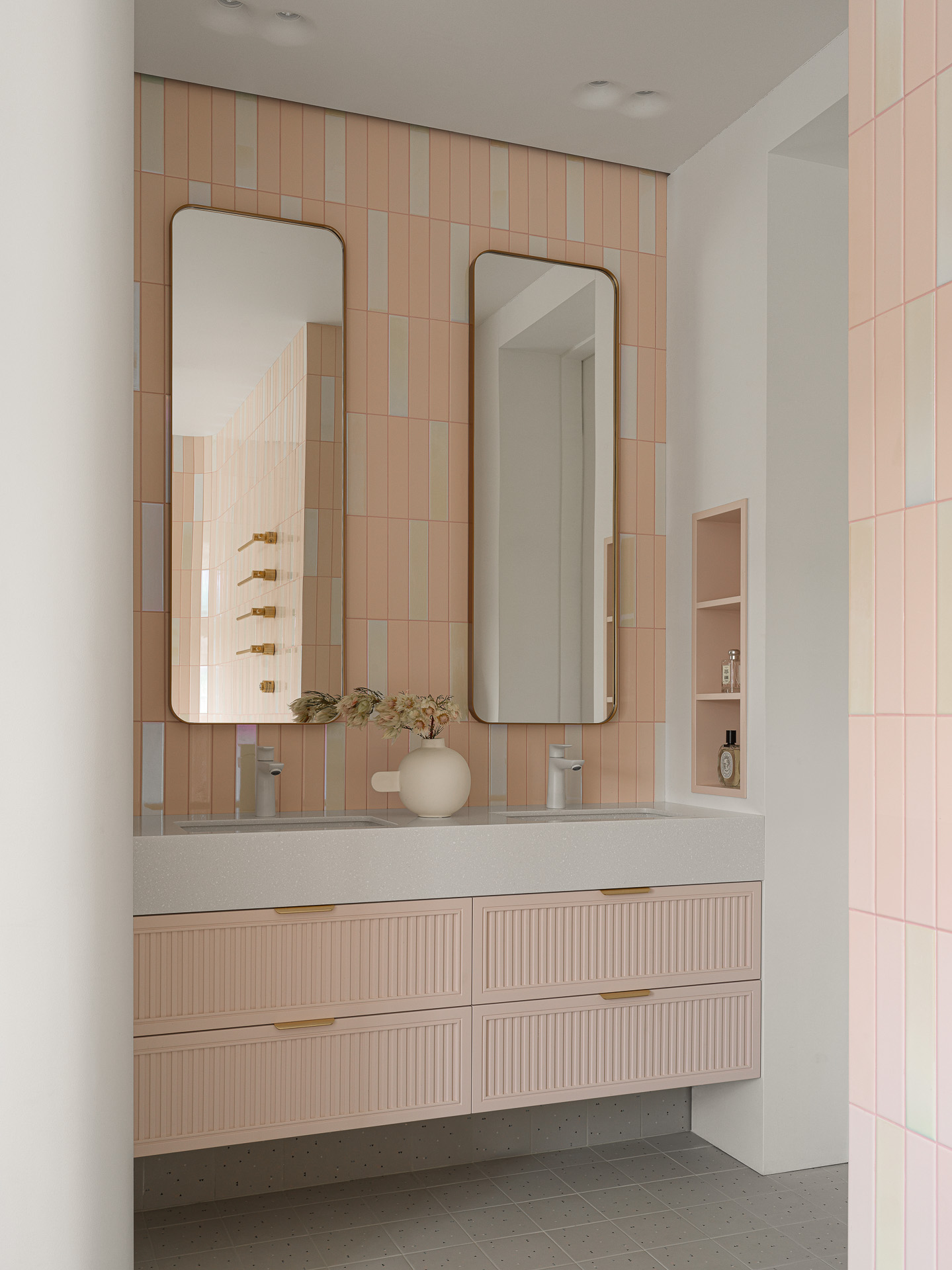 salle de bain contemporaine carrelage rose pâle