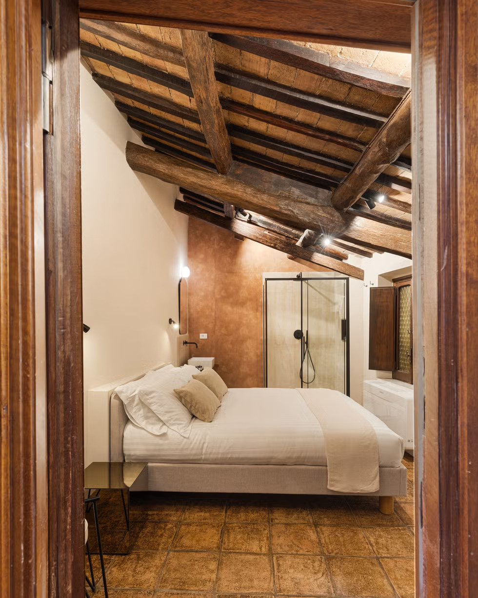 chambre avec poutres appartement 50m2 ancien à Rome rénové par architecte