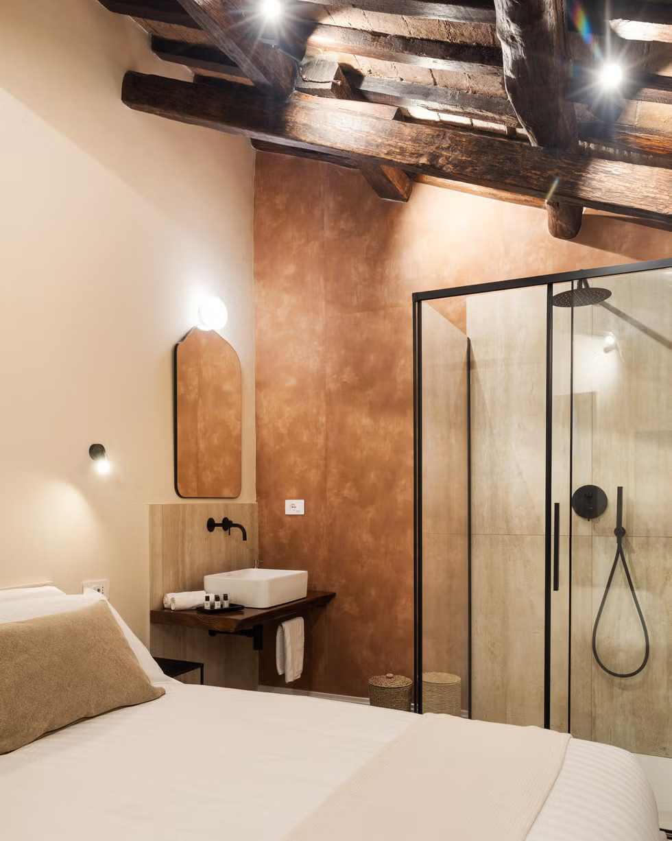 chambre avec poutres appartement 50m2 ancien à Rome rénové par architecte