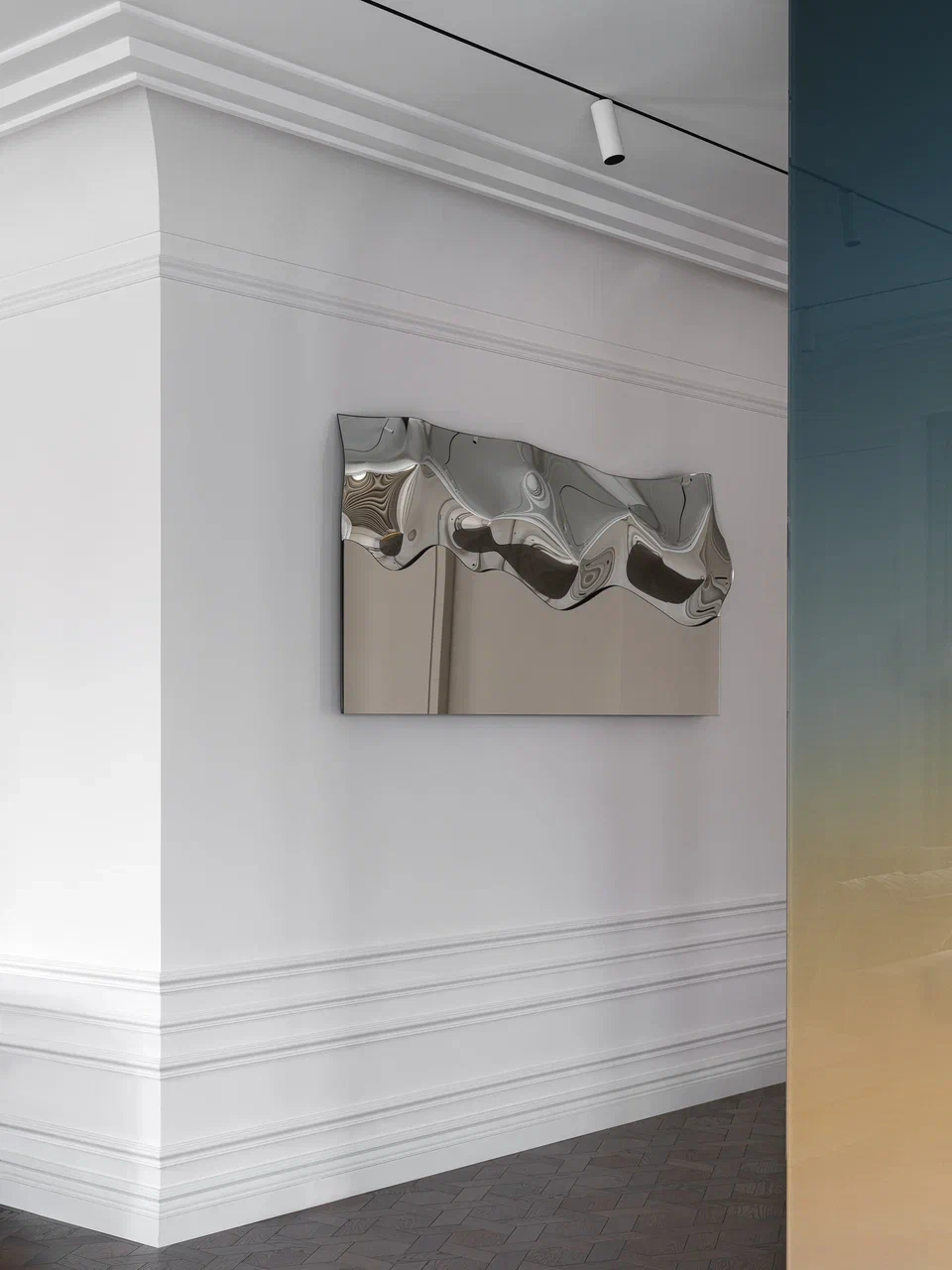 couloir avec oeuvre d'art appartement contemporain