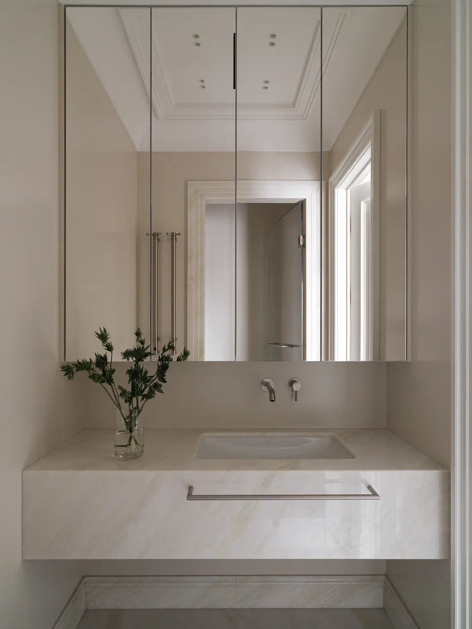 salle de bain marbre et miroir décoration moderne chic