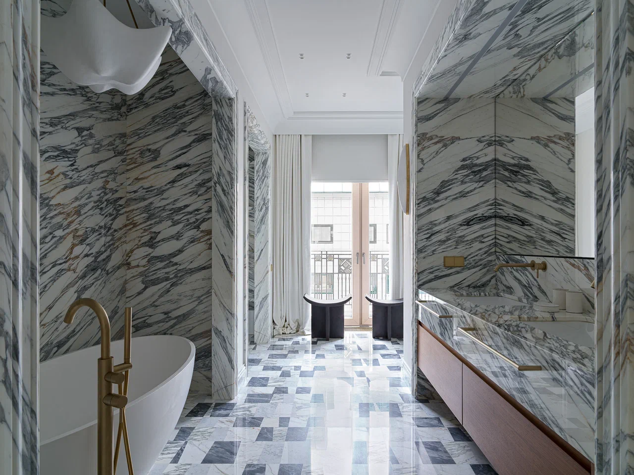 salle de bain marbre et miroir décoration moderne chic