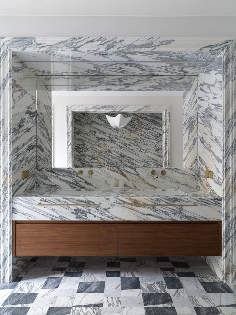 salle de bain marbre et miroir décoration moderne chic