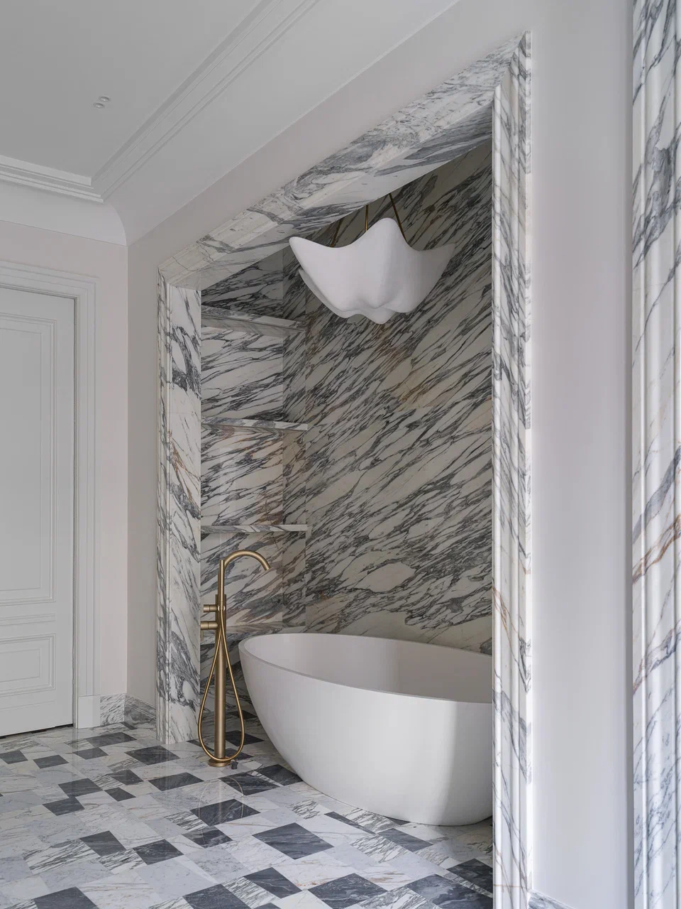 salle de bain marbre et miroir décoration moderne chic