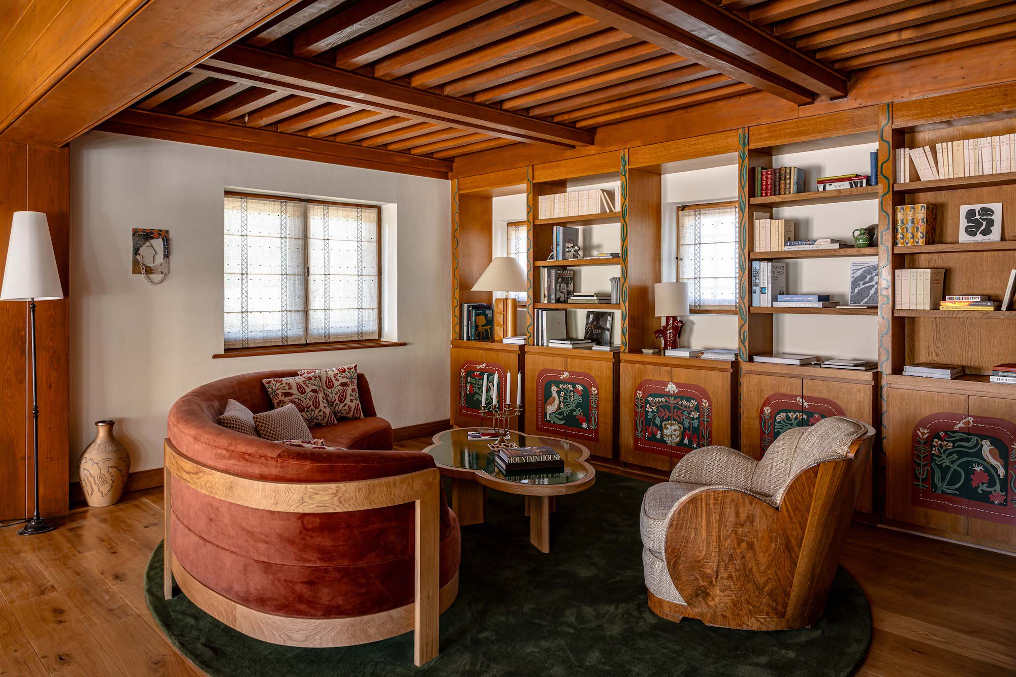 salon avec bibliothèque chalet Mégève Le Sarto Iconic House salon avec bibliothèque chalet Mégève Le Sarto Iconic House