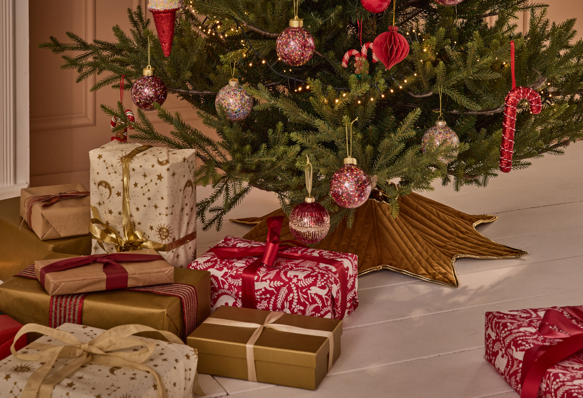 sapin rouge et vert paquets cadeaux or et rouge