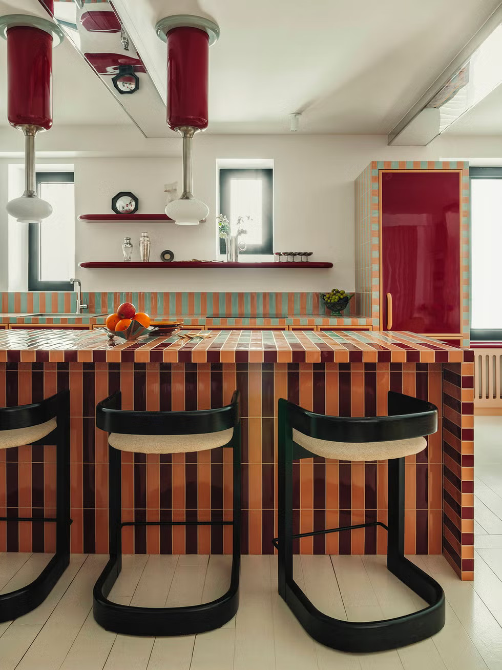cuisine ouverte carrelage terracotta et vert appartement 60m2 Paris décoration contemporaine