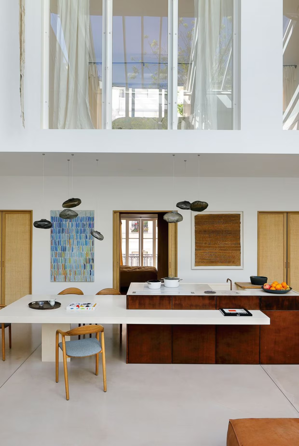 cuisine ouverte double hauteur et chambre vitrée appartement Paris décoration contemporaine