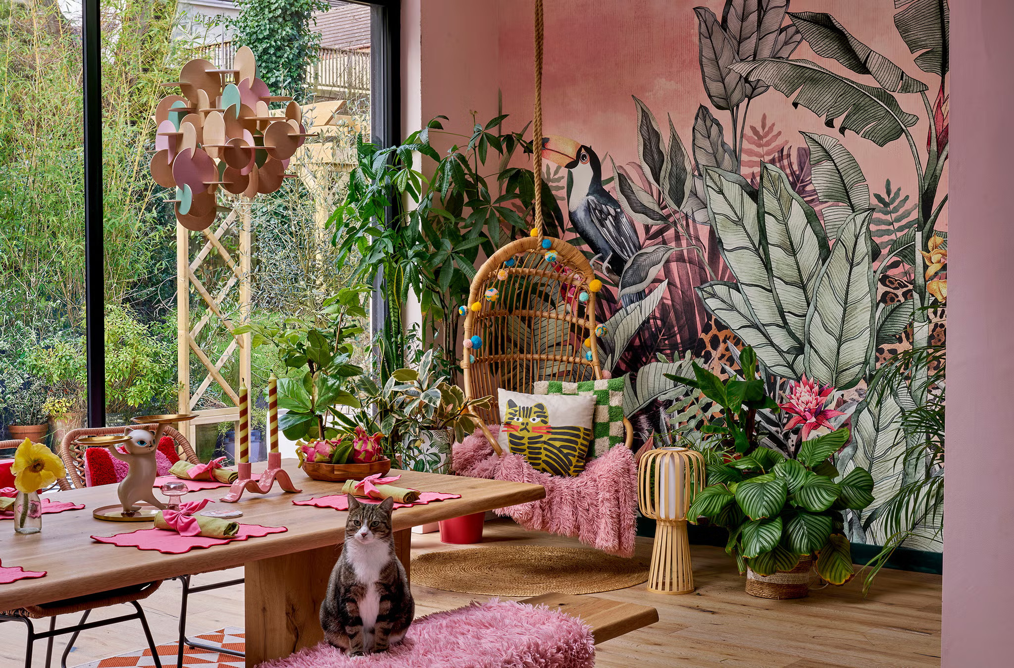 salle à manger avec baie vitrée décoration colorée maison anglaise