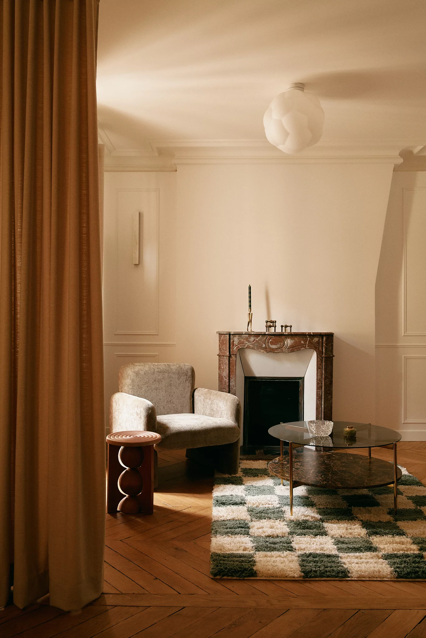 salon avec cheminée marbre deux-pièces 50m2 haussmannien Paris décoration contemporaine