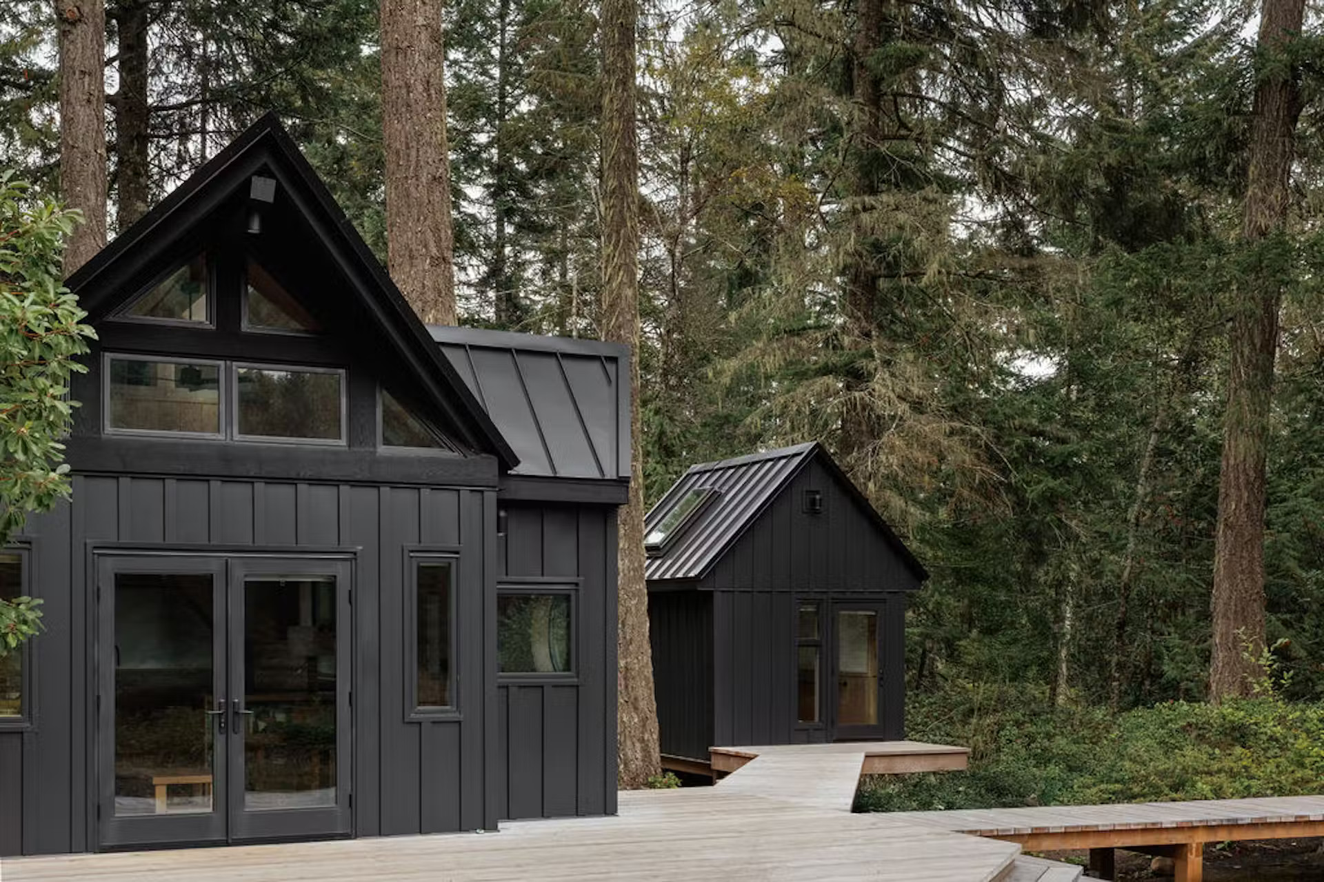 petite maison en bois noir décoration contemporaine